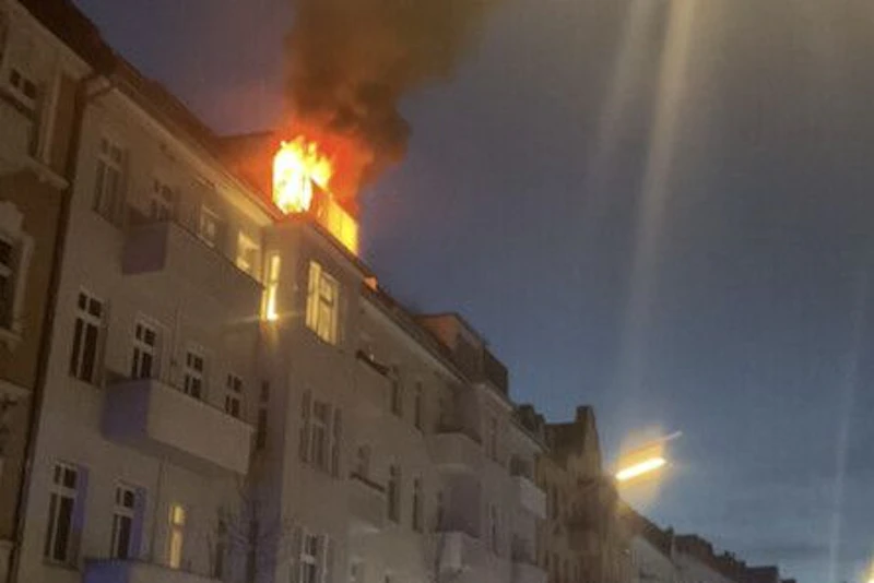 Berliner Dachgeschosswohnung in Flammen: Ein Toter!