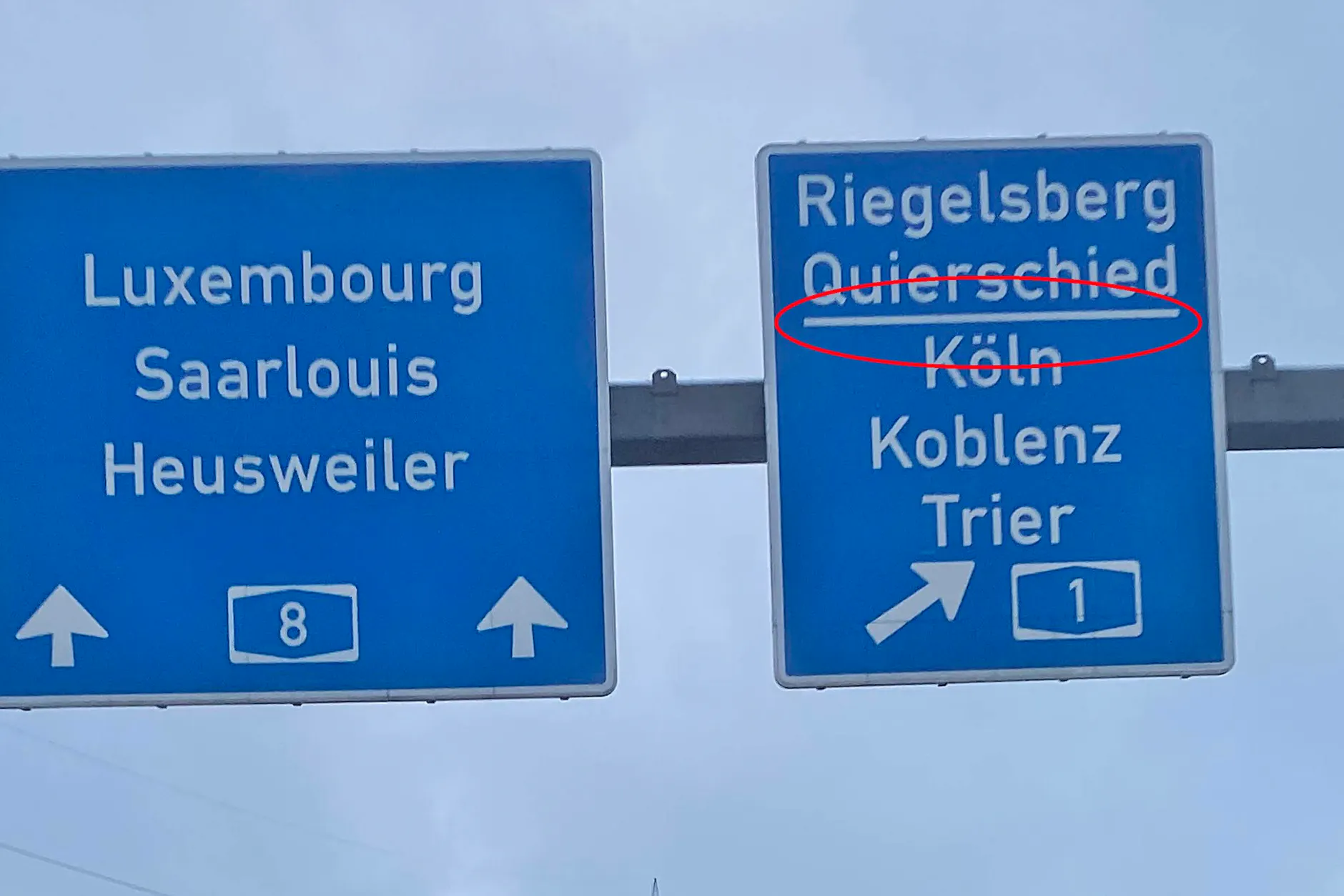 Ein Querstrich auf einem Autobahnschild hat eine große Bedeutung.