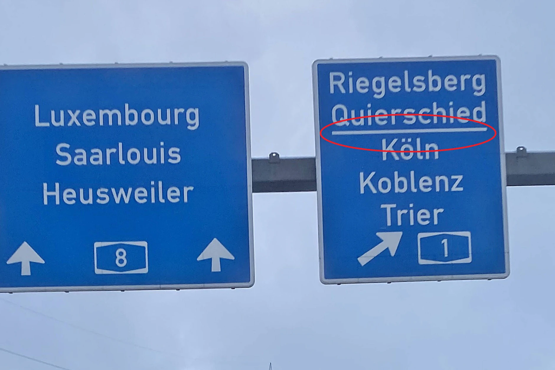 Ein Querstrich auf einem Autobahnschild hat eine große Bedeutung.