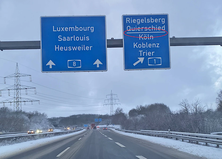 Ein Querstrich auf einem Autobahnschild hat eine große Bedeutung.