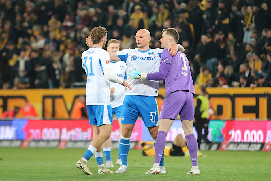 Toni Leistner (M.) feiert mit Marton Dardai (l.) und Torwart Tjark Ernst den knappen, aber wichtigen Sieg von Hertha BSC bei Dynamo Dresden.