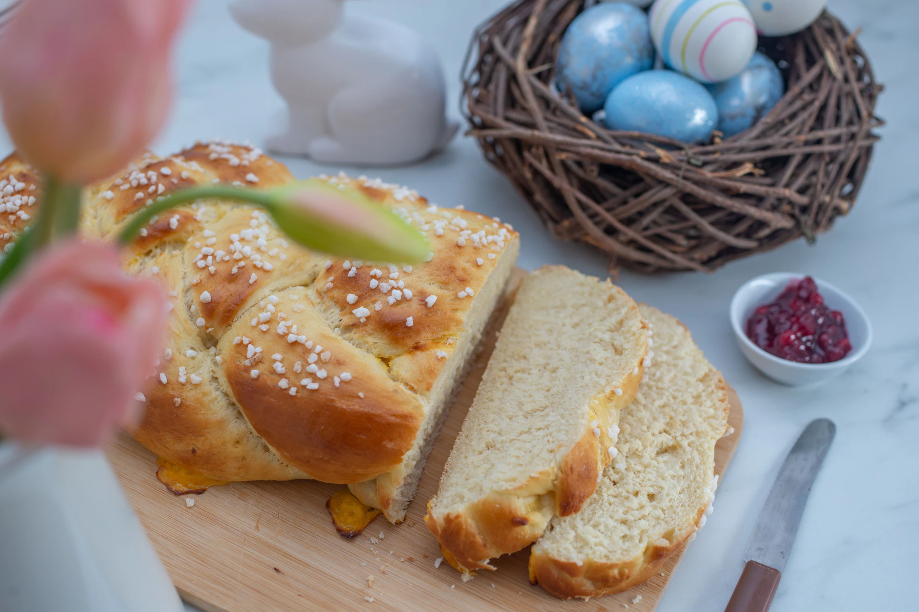 Ein Hefezopf gehört zu Ostern wie bunt gefärbte Eier.