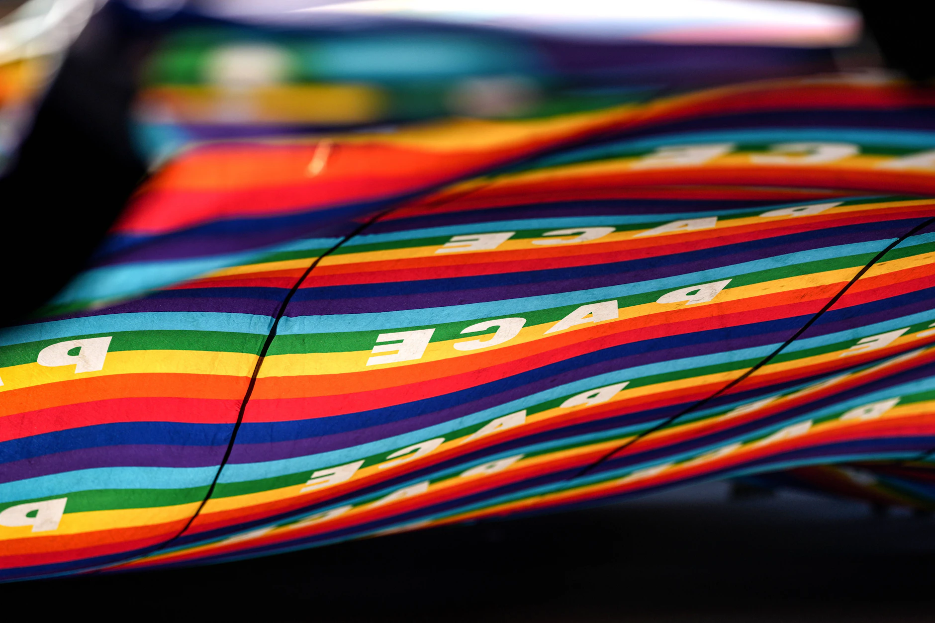 Friedensflaggen bei „No Kings“-Demo gegen Krieg und Regierung in Rom, 28.3.2026.