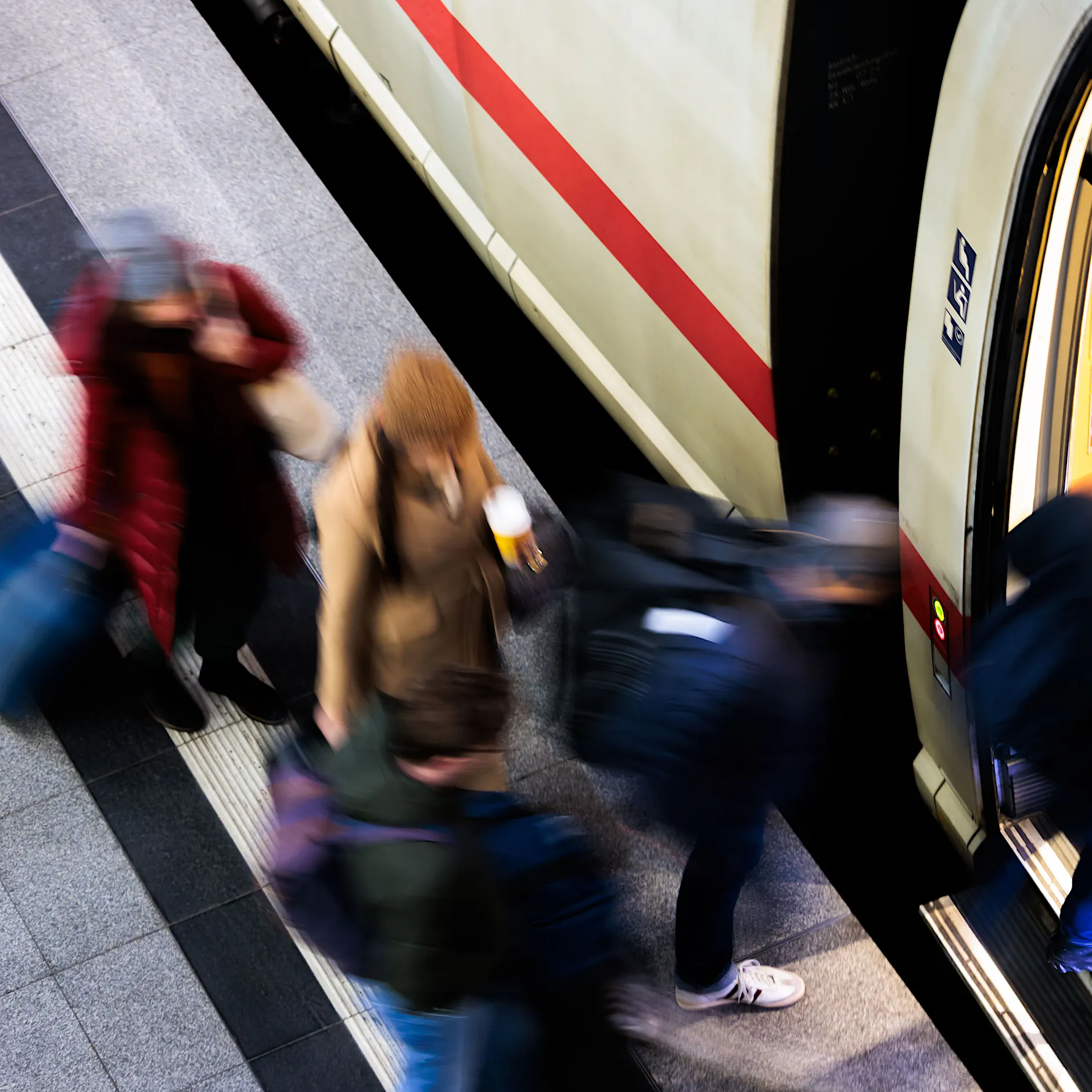 Spritpreise explodieren wegen Iran-Krieg: Gewerkschaft fordert günstigere Bahntickets