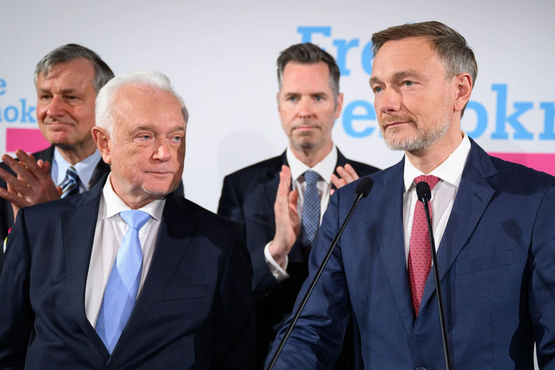 Christian Lindner (r.) und Wolfgang Kubicki (2.v.l.) vor der letzten Bundestagswahl. Die Ampel war zerbrochen, Christian Dürr (3.v.l.) übernahm als Parteichef.