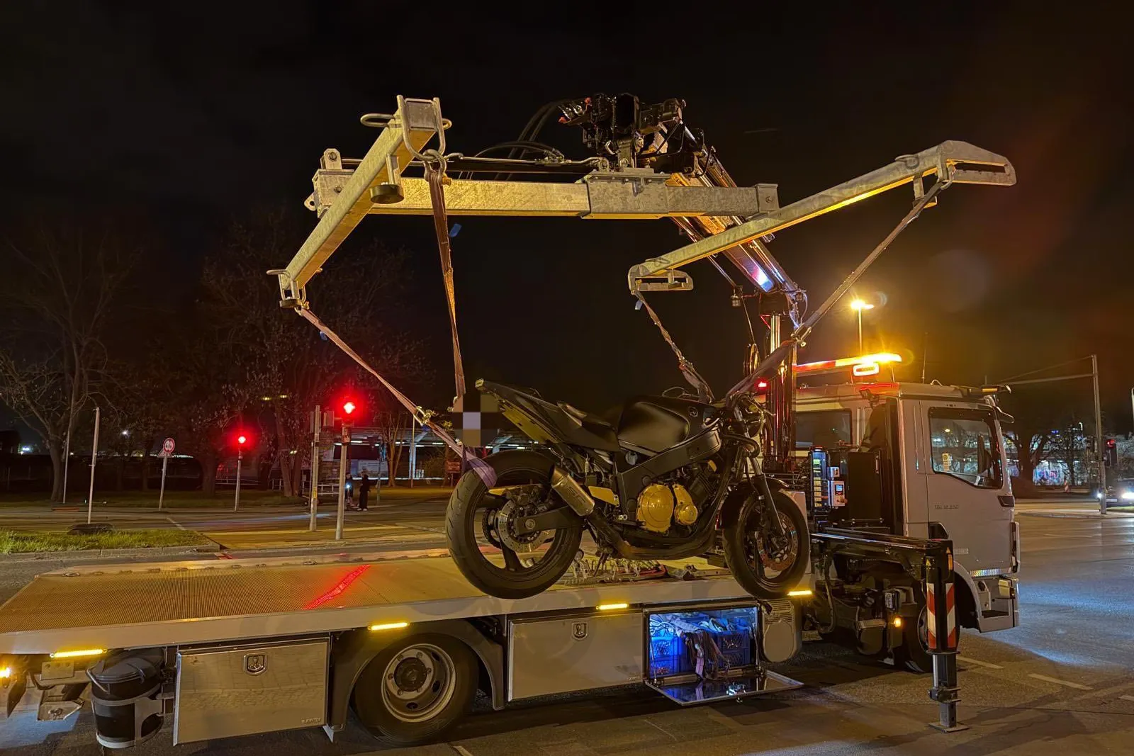 Die Polizei Berlin nimmt das Motorrad eines Rasers fest.