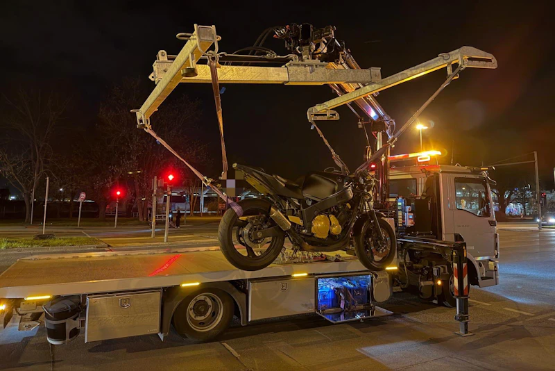 Polizeieinsatz in Berlin: Raser bei Motorrad-Rennen gestoppt
