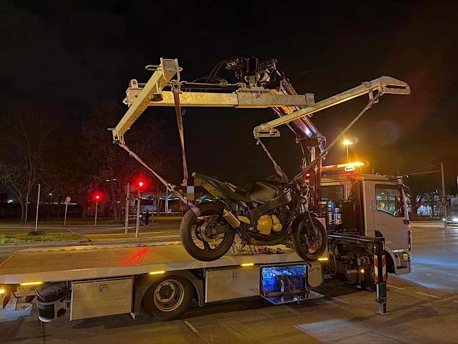 Die Polizei Berlin nimmt das Motorrad eines Rasers fest.