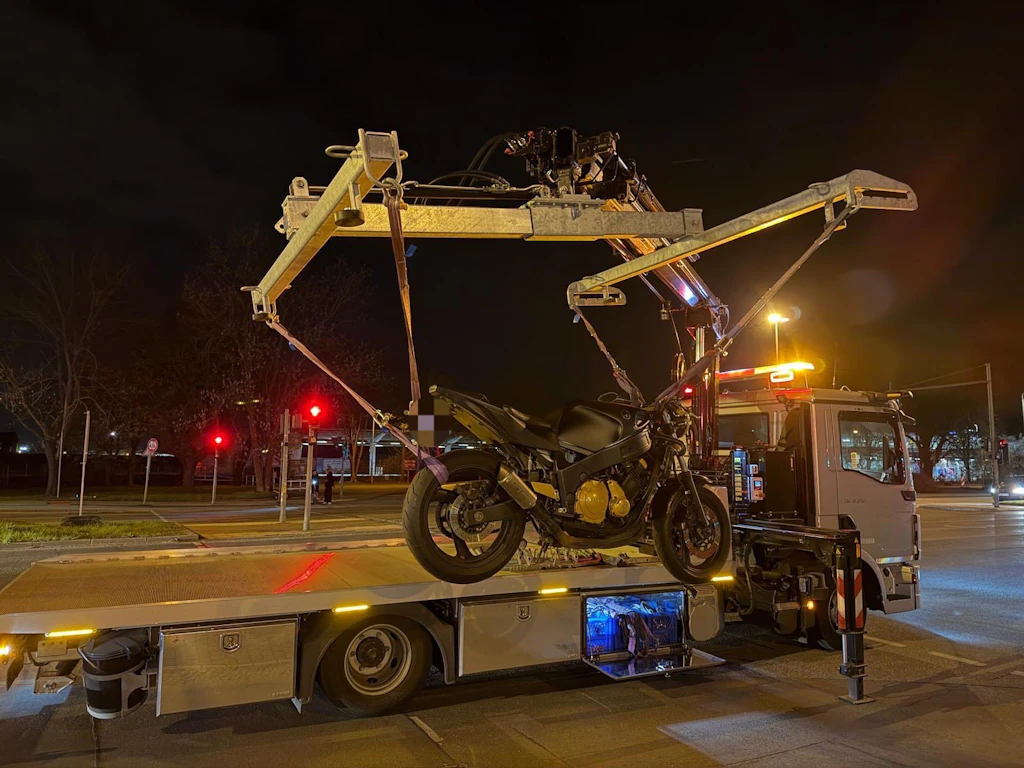 Polizei beendet illegales Motorradrennen – Fahrer ohne Führerschein gestellt