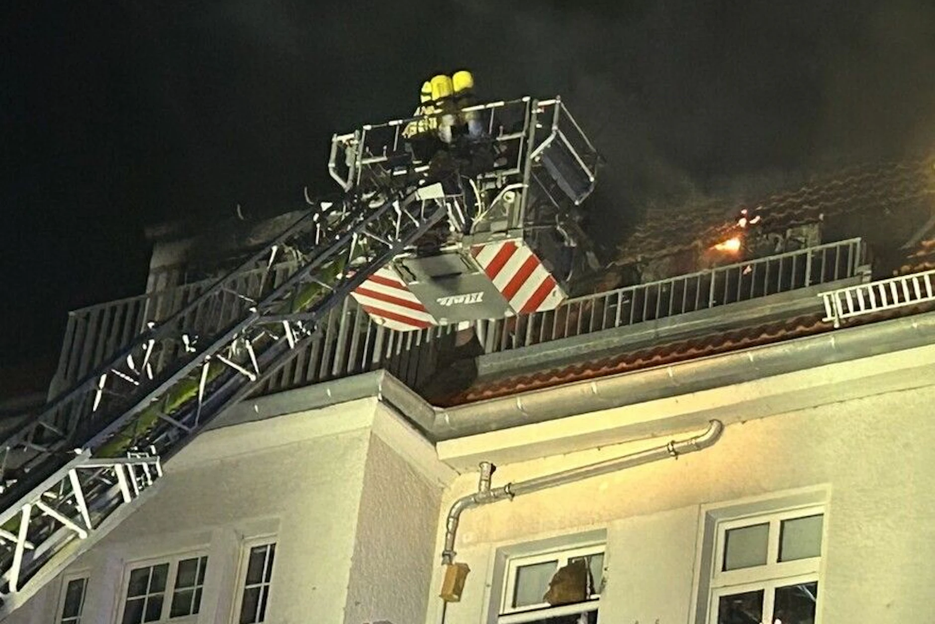Feuerwehrleute löschen den Brand im Dachgeschoss.