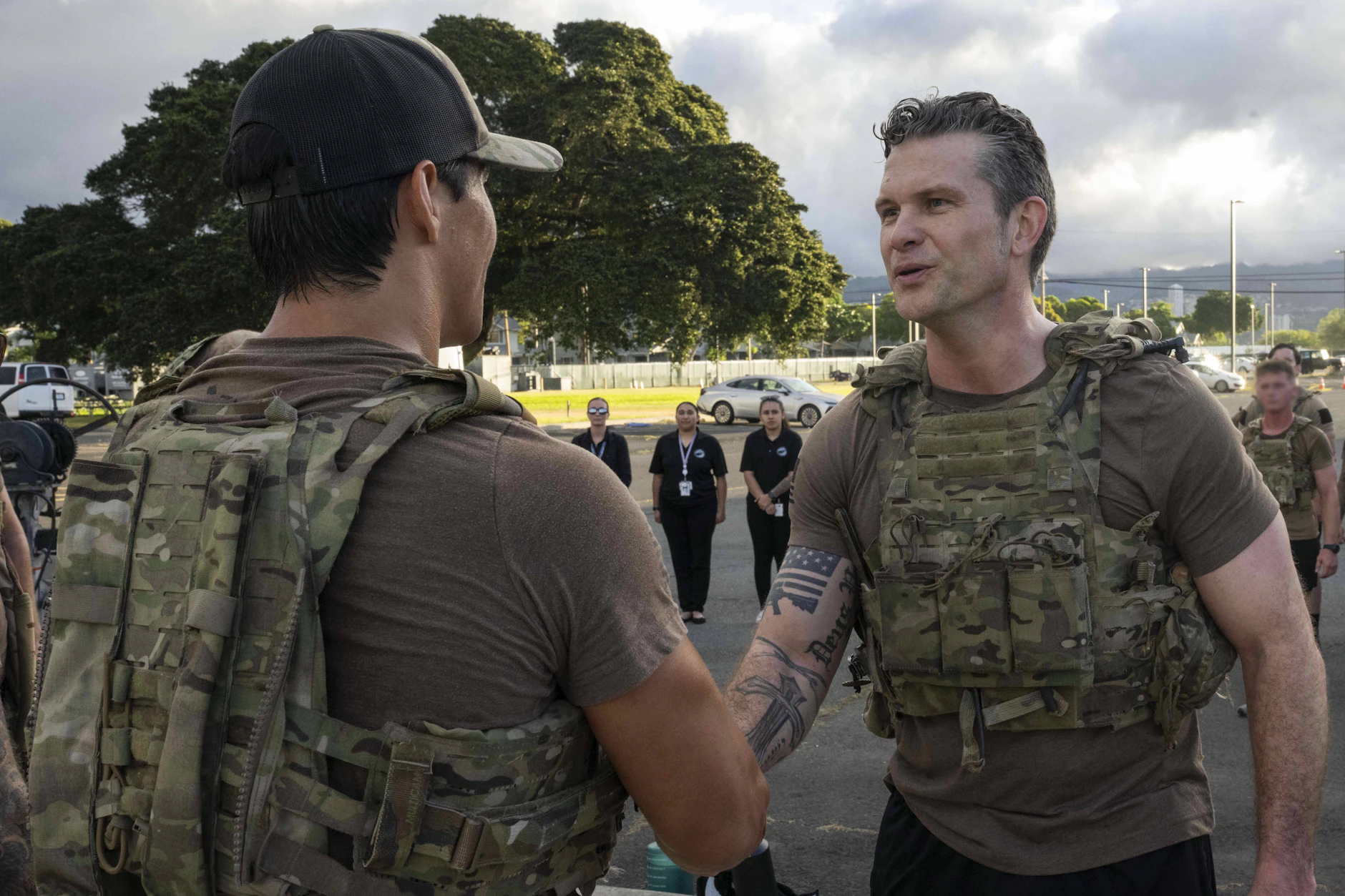 US‑Verteidigungsminister Pete Hegseth begrüßt SEAL‑Team‑Mitglieder in Pearl Harbor.