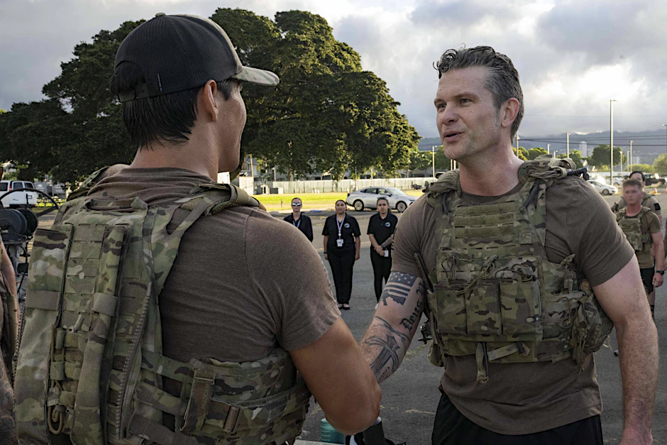 US‑Verteidigungsminister Pete Hegseth begrüßt SEAL‑Team‑Mitglieder in Pearl Harbor.