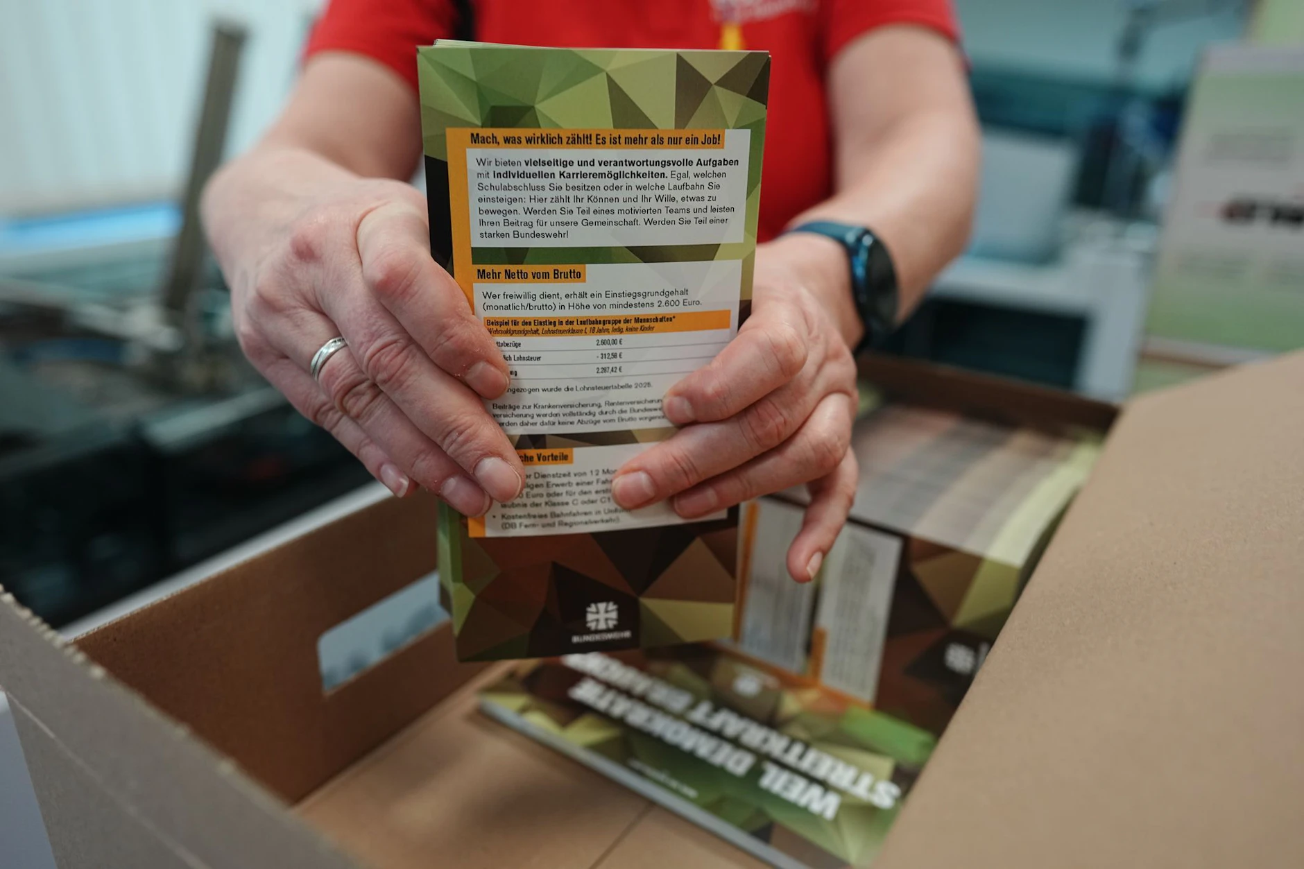 Alle Männer und Frauen, die vom 1. Januar an volljährig werden, erhalten einen Fragebogen der Bundeswehr.