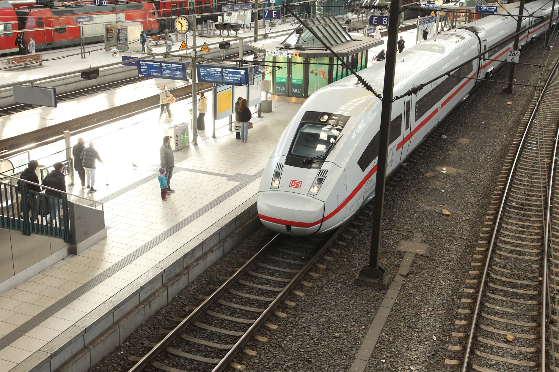 Wegen der hohen Spritpreise fordert die Eisenbahngewerkschaft, dass Bahntickets günstiger werden.