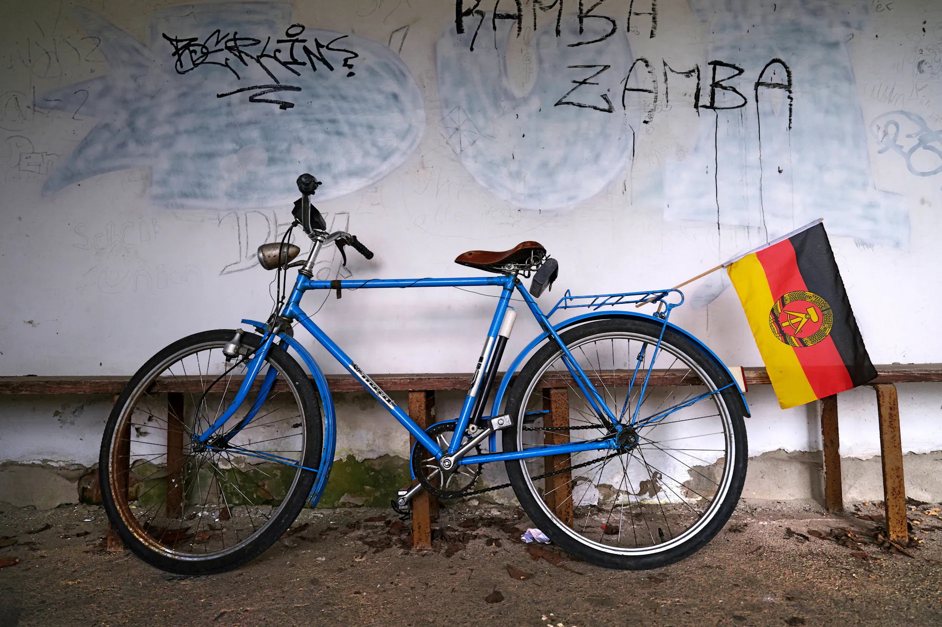 Ein Mifa-Fahrrad an einer Bushaltestelle in der Uckermark.
