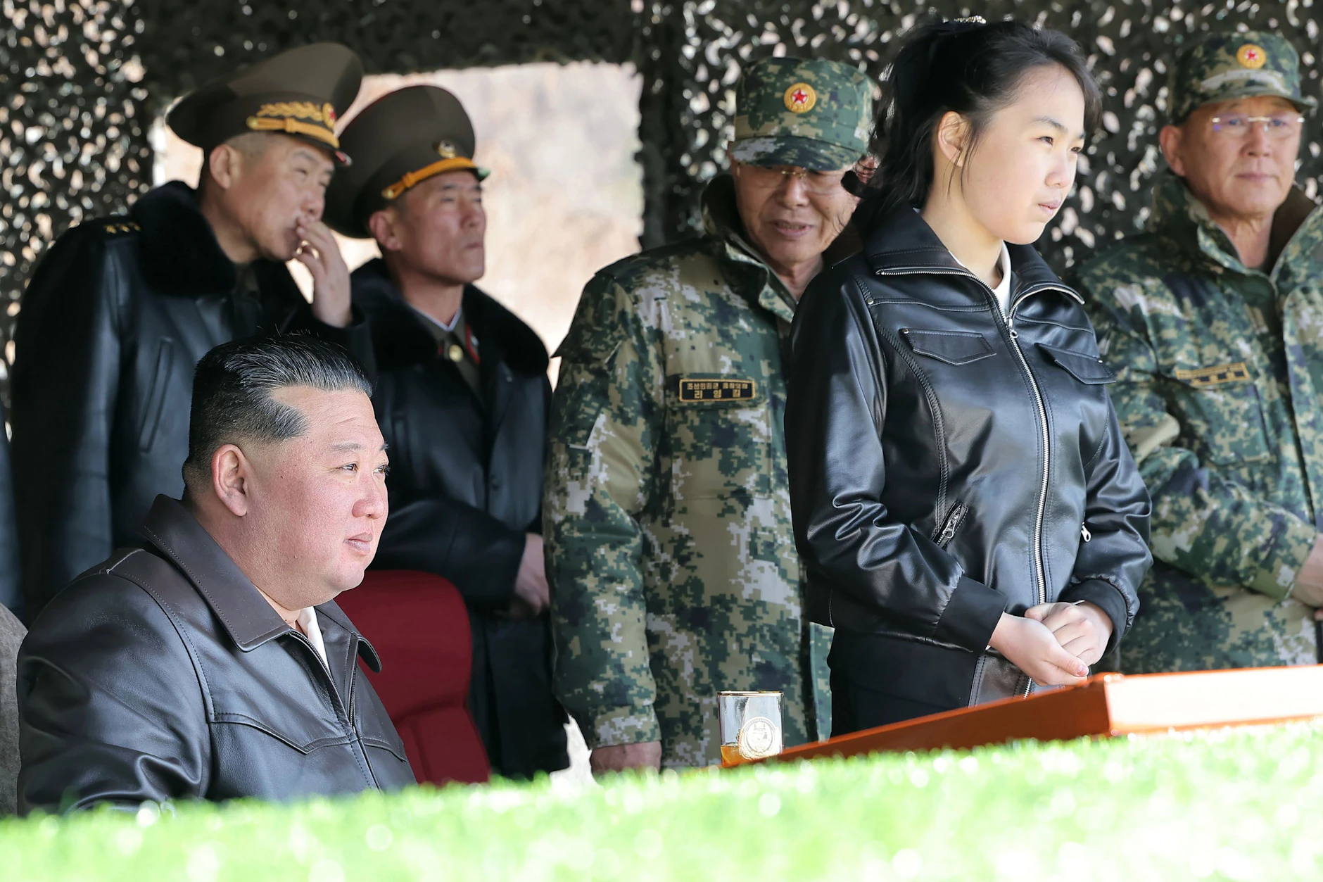 Kim Jong-un besucht Mitte März zusammen mit seiner Tochter Kim Ju-ae (2.v.r) einen militärischen Ausbildungsstützpunkt.