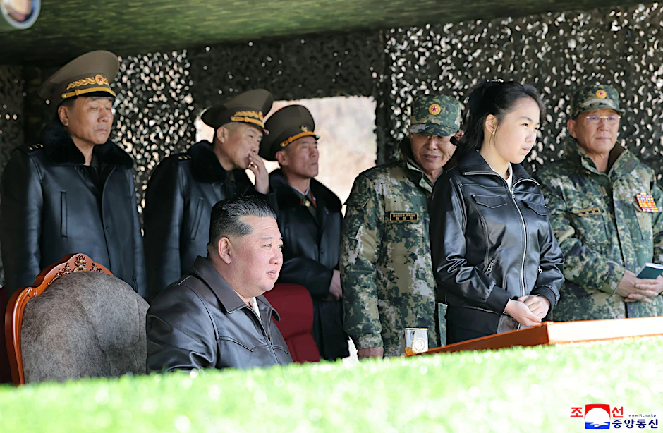 Kim Jong-un besucht Mitte März zusammen mit seiner Tochter Kim Ju-ae (2.v.r) einen militärischen Ausbildungsstützpunkt.