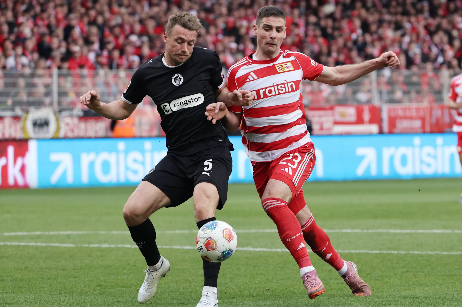 Andrej Ilic (r.) ackert im Zweikampf gegen Pauli-Verteidiger Hauke Wahl.