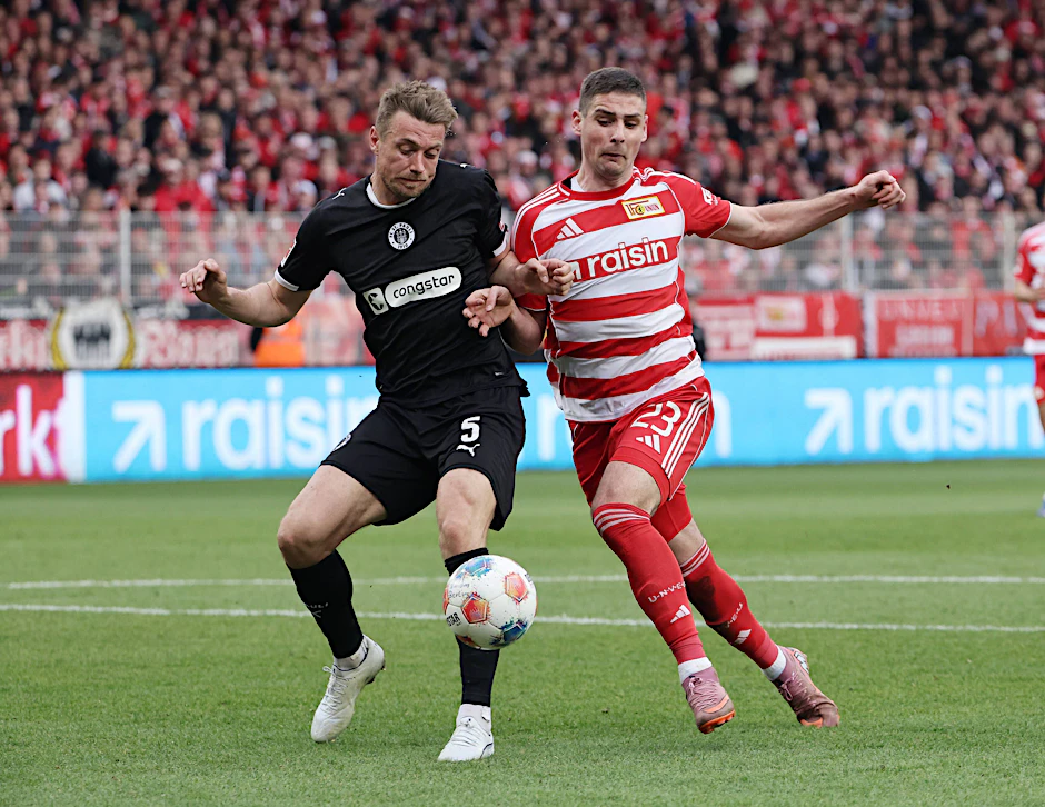 Andrej Ilic (r.) ackert im Zweikampf gegen Pauli-Verteidiger Hauke Wahl.
