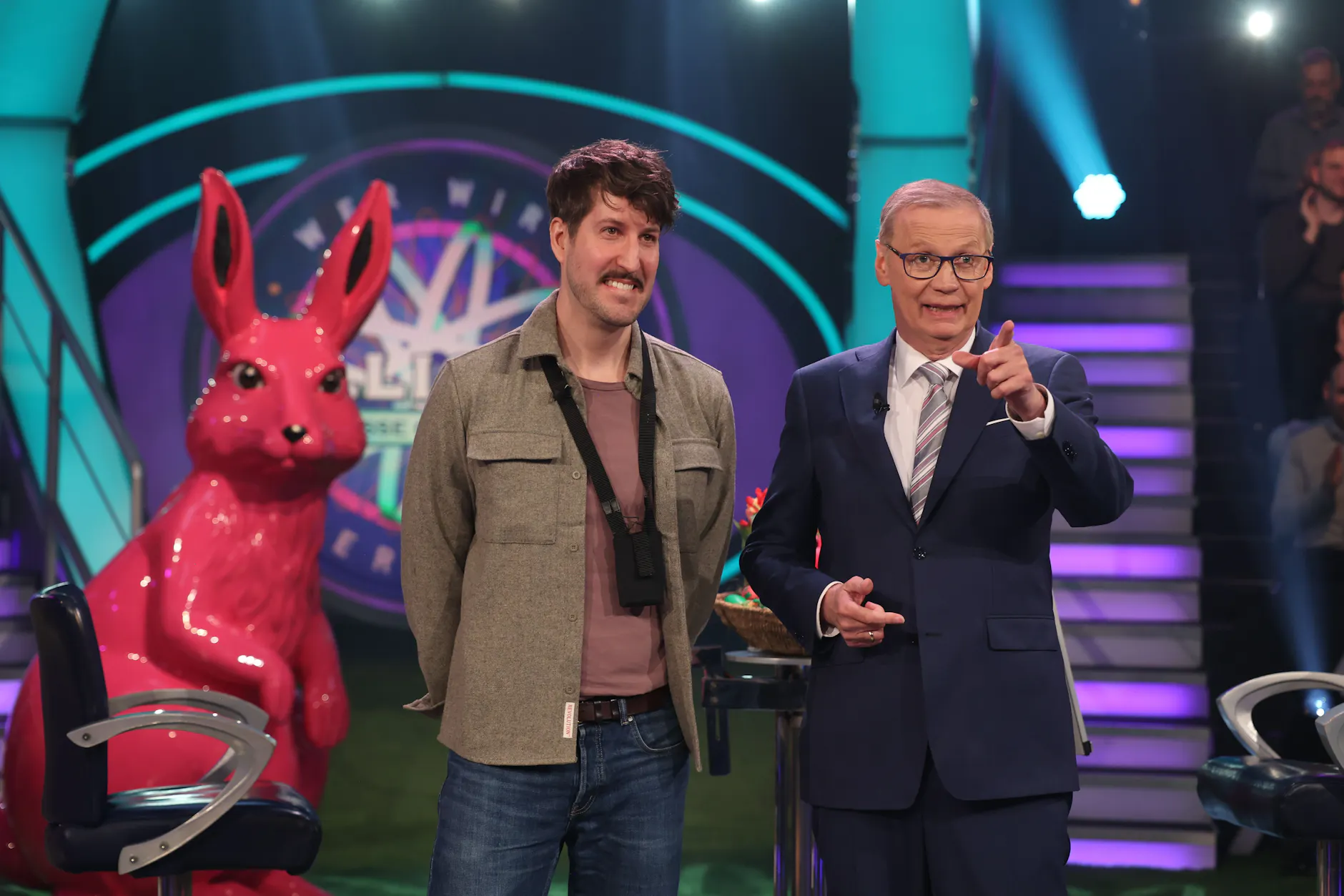 Alexander Brandl (l.) und Günther Jauch im Studio von „Wer wird Millionär“. Der Kandidat wurde von seinen Schwiegereltern bei der Show angemeldet.