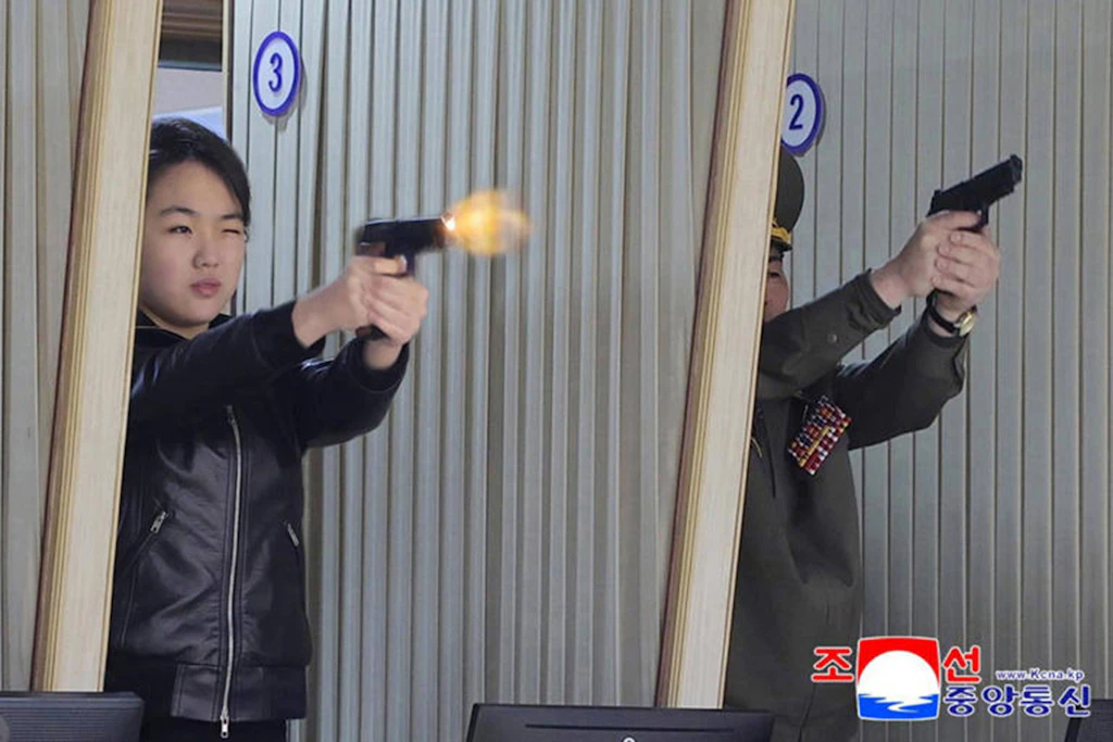 Kim Ju-ae, Tochter von Machthaber Kim Jong-un, beim Schießtraining mit einer Pistole