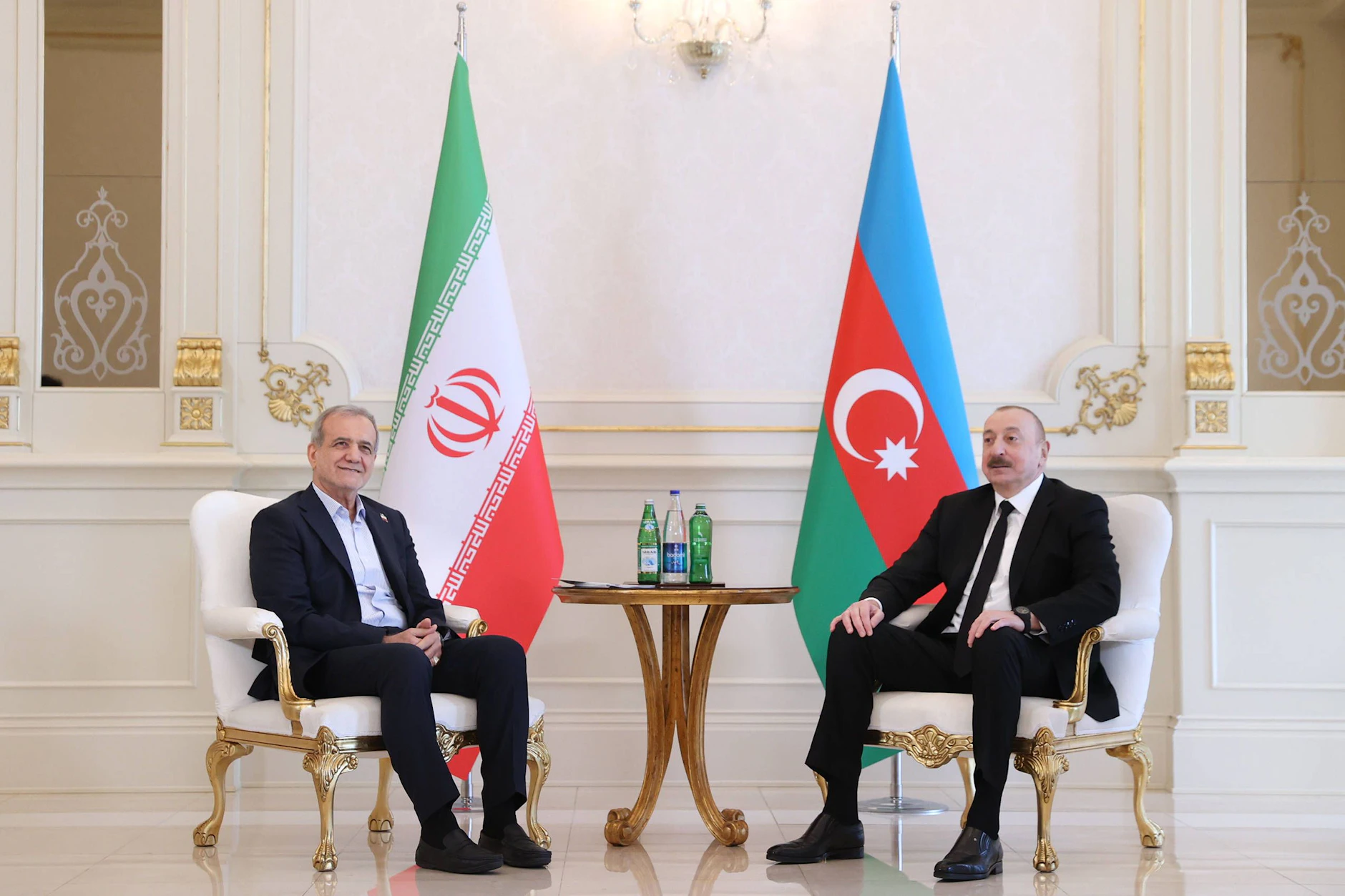 Aserbaidschans Präsident Ilham Alijew und Irans Präsident Massud Peseschkian im April 2025 in Baku.