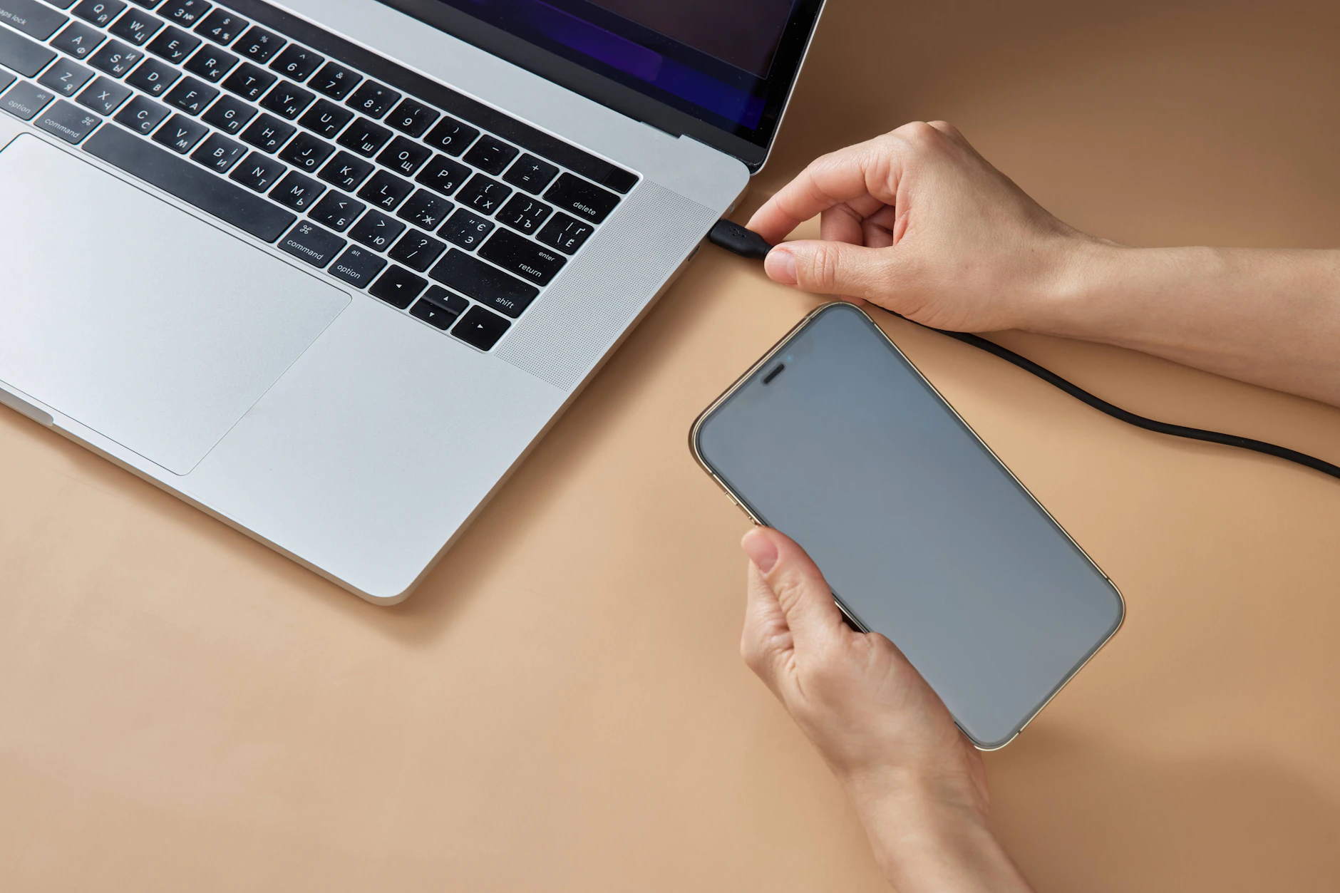 Ein Anschluss für alles alles: Sowohl Smartphone als auch Laptop werden nun per USB-C geladen.