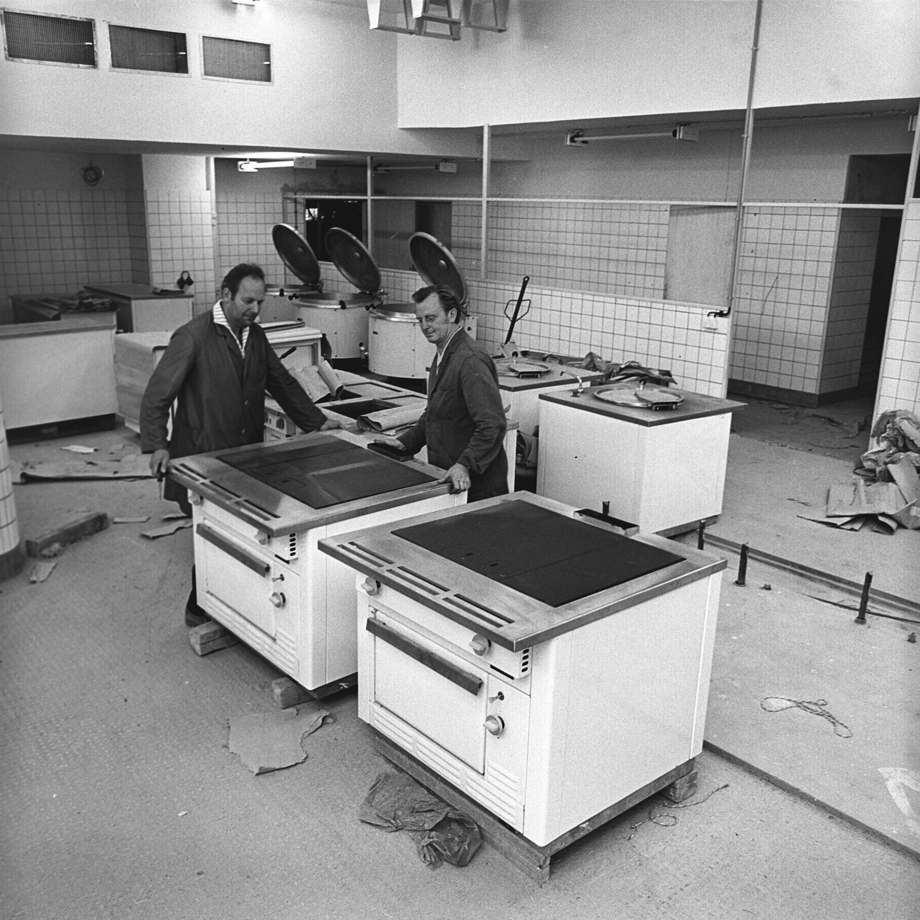 In den Küchen der Interhotels wurde fleißig gekocht. Hier: Die Küche im Interhotel Kongreß in Karl-Marx-Stadt kurz vor der Eröffnung des Hauses.