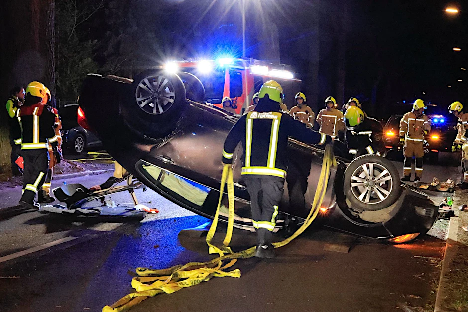 Am Ostersonntag kommt es in Frohnau zu einem schweren Verkehrsunfall, als ein Fahrer die Kontrolle verliert und der Wagen auf dem Dach landet.
