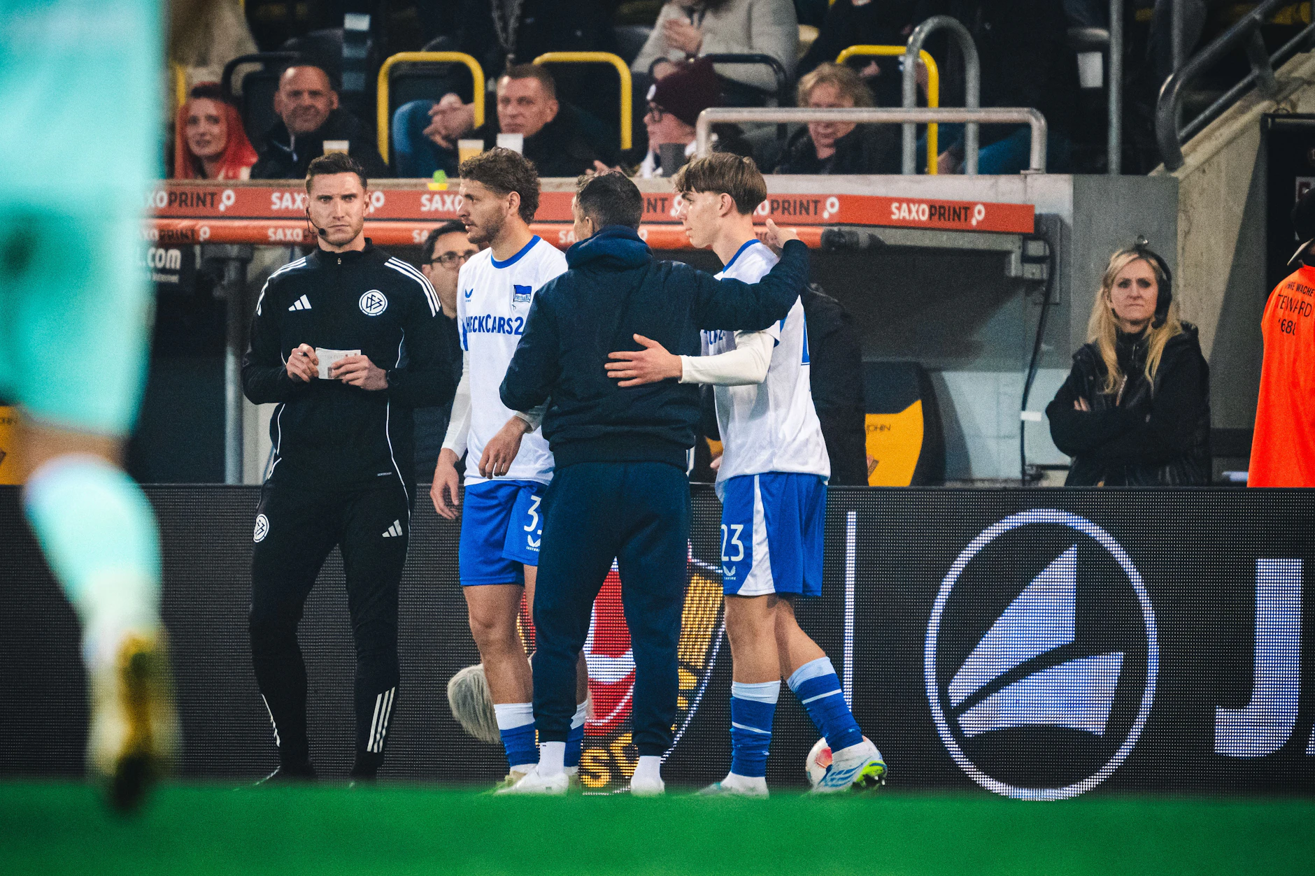 Trainer Stefan Leitl bringt in der Schlussphase des Skandal-Spiels bei Dynamo Dresden nicht Pascal Klemens oder Diego Demme, sondern den gerade erst genesenen Kennet Eichhorn.