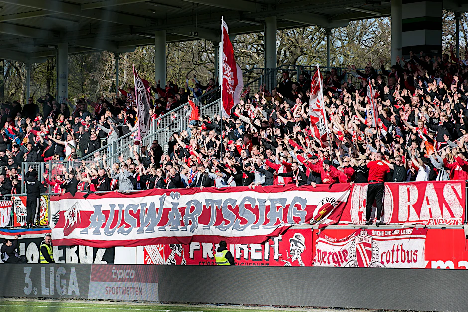 Die Mannschaft des FC Energie Cottbus wird sich auch am Dienstagabend im Spiel gegen den TSV 1860 München auf die Unterstützung seiner Fans verlassen können.