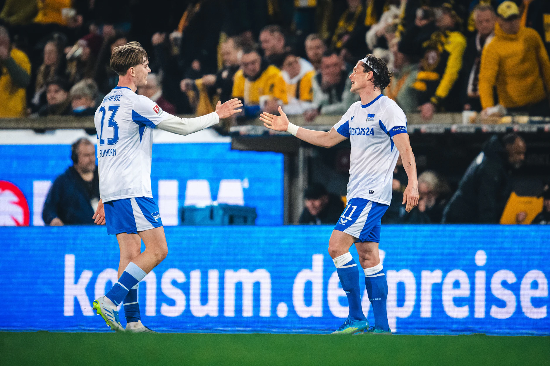 Vorlagengeber Fabian Reese bedankt sich bei Kennet Eichhorn für den Pass. Hertha BSC siegt auch wegen des Wunderkinds in Dresden und träumt vom Aufstieg.