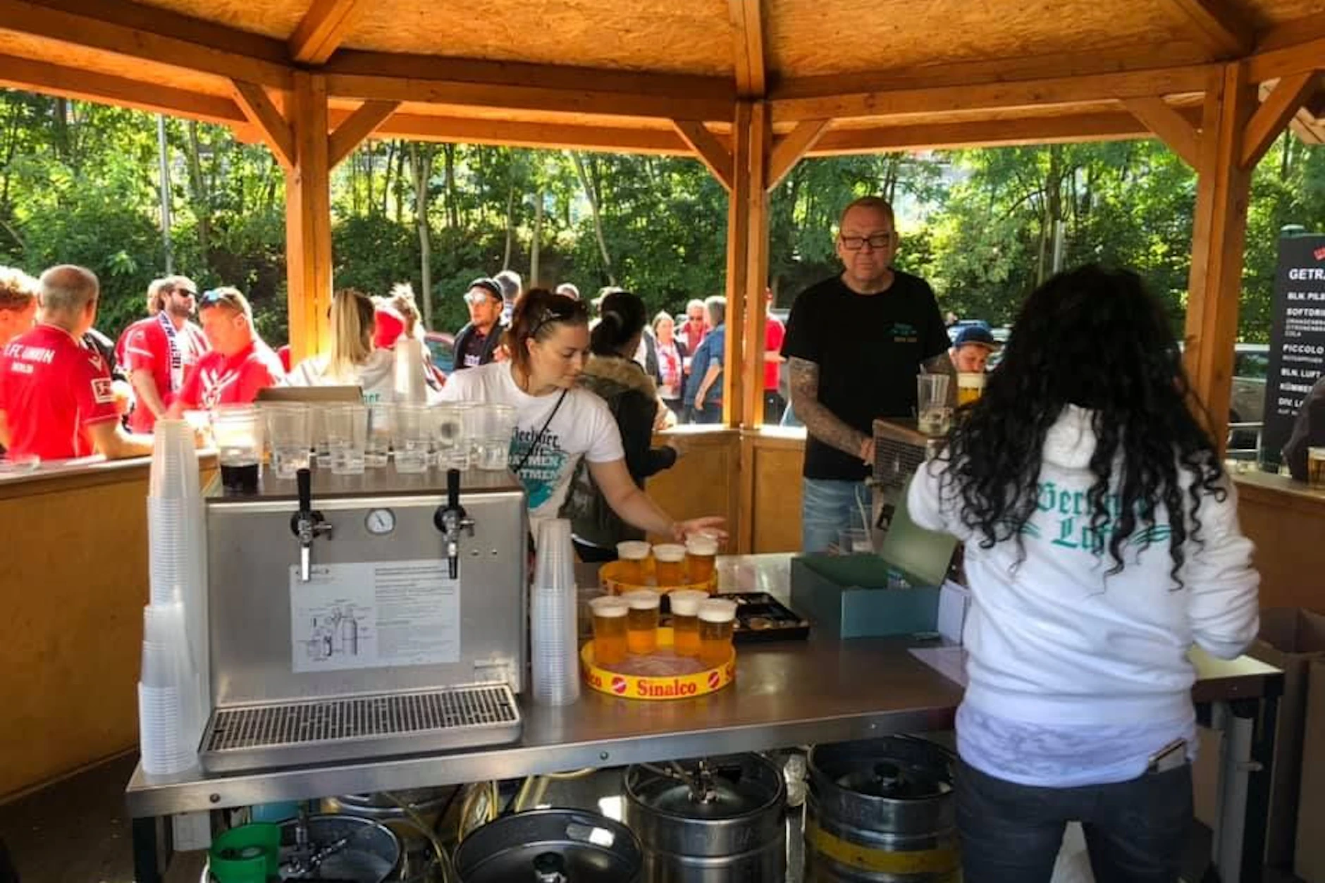 Vor einem Spiel in der Alten Försterei gehörte ein Stopp an der „Union Tanke“ dazu. Hier waren Bier und Bratwurst billiger als im Stadion.