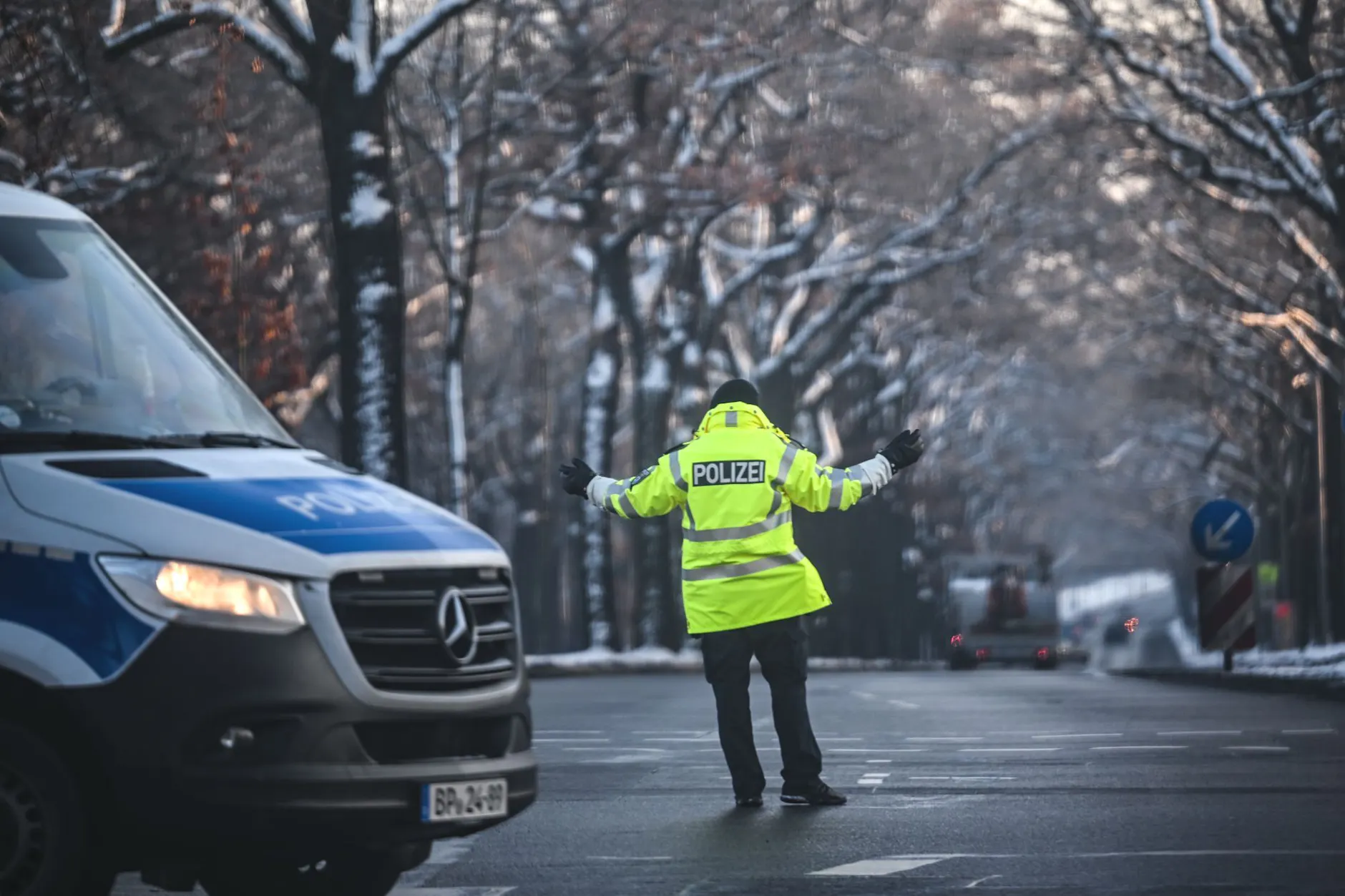 Ein Polizist regelte den Verkehr an einer Kreuzung, an der die Ampel ausgefallen war. Zehntausende Menschen im Südwesten der Hauptstadt waren im Januar ohne Strom.