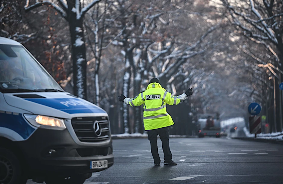 Ein Polizist regelte den Verkehr an einer Kreuzung, an der die Ampel ausgefallen war. Zehntausende Menschen im Südwesten der Hauptstadt waren im Januar ohne Strom.