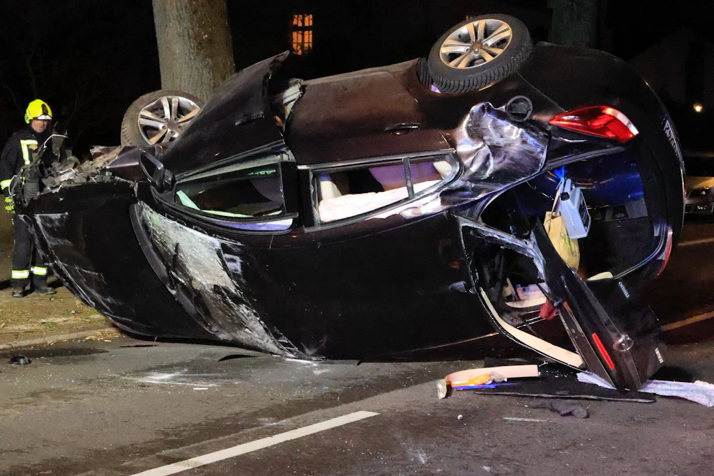 Der Fahrer des schwarzen Autos verletzt sich bei dem Unfall schwer.