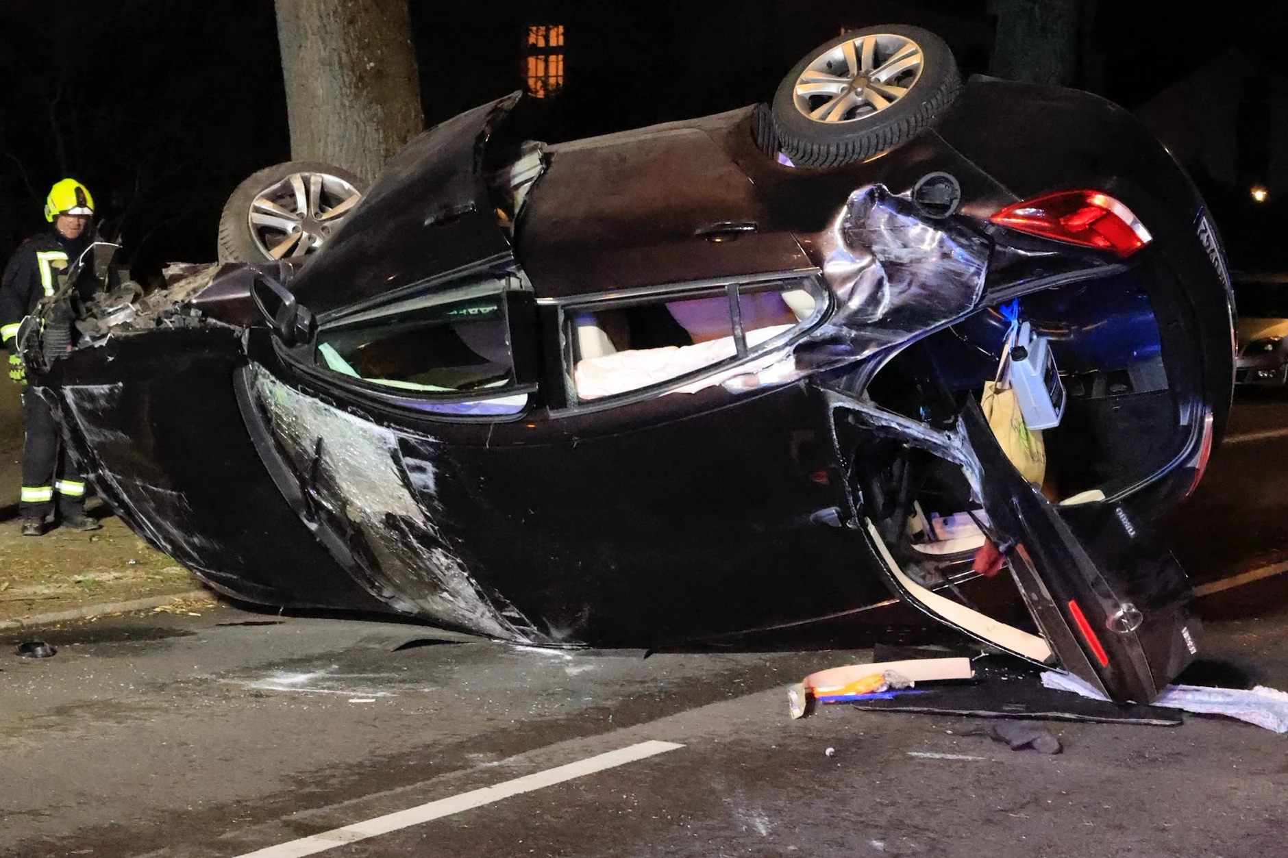 Der Fahrer des schwarzen Autos verletzt sich bei dem Unfall schwer.