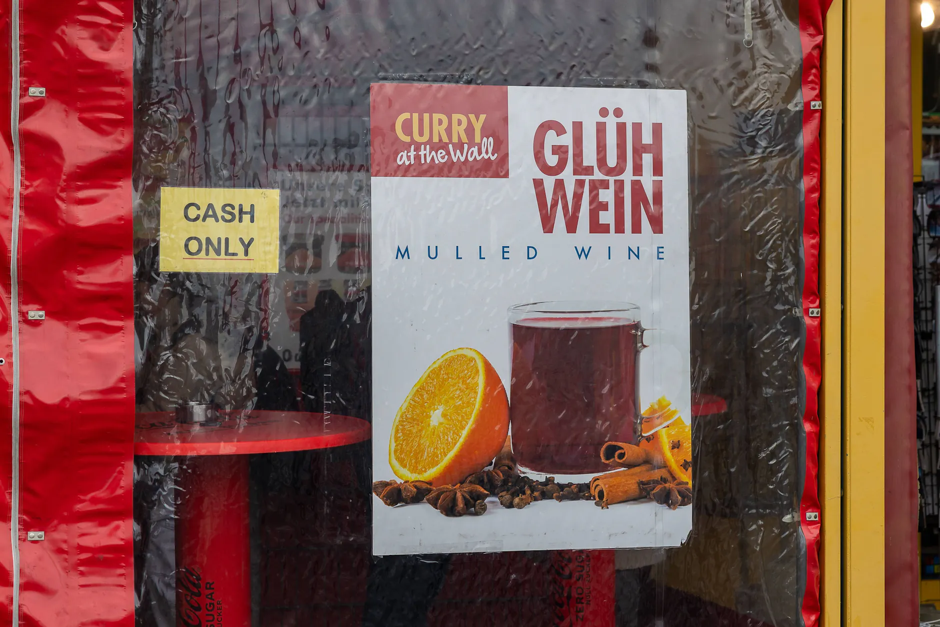 Künftig soll es nicht mehr möglich sein, in Geschäften nur noch mit Bargeld zu bezahlen. Auch Kartenzahlungen sollen ermöglicht werden.