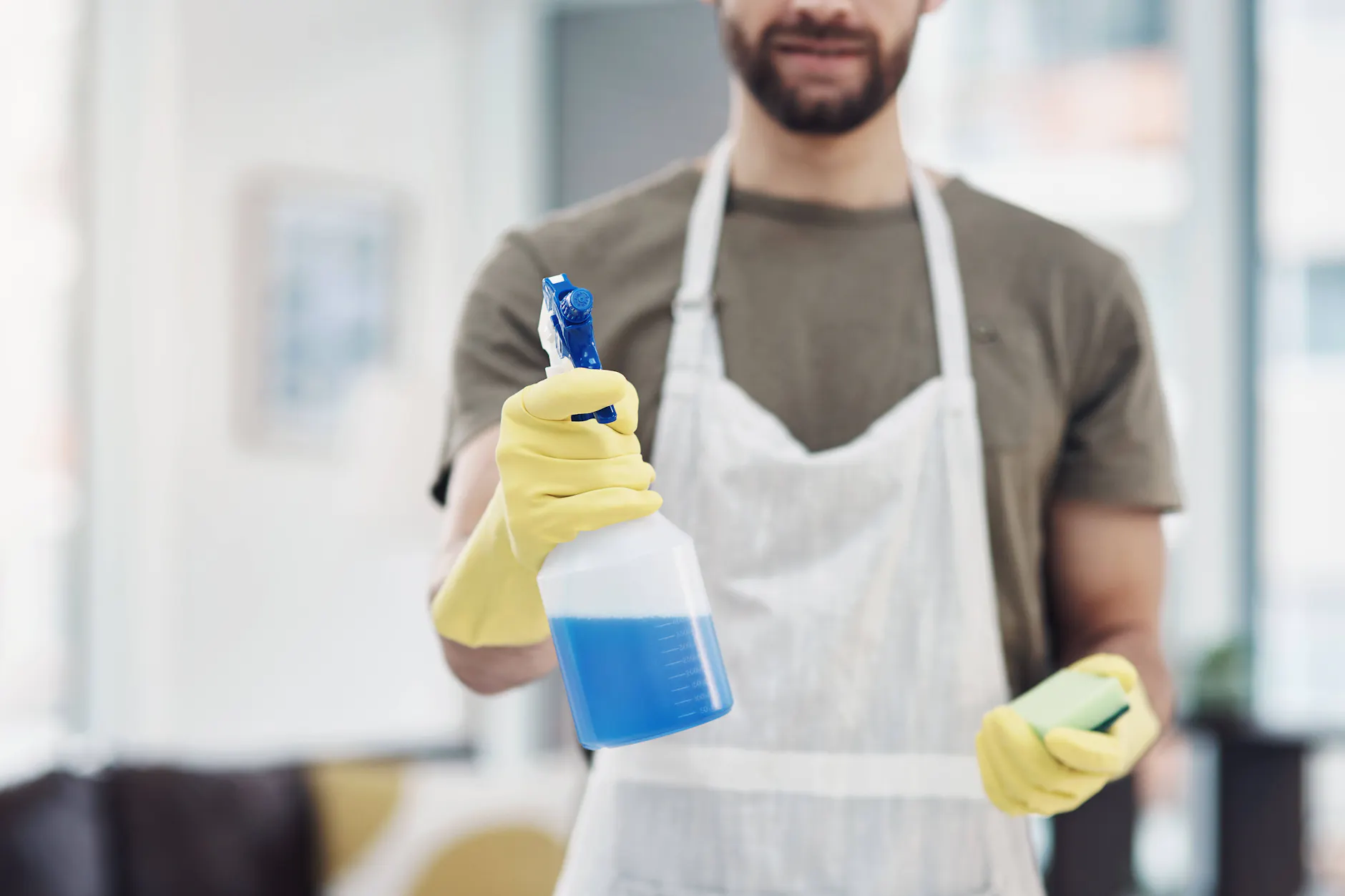 Die Sprühflasche ist ein Begleiter bei vielen Putz-Aktionen. Mit dem richtigen Inhalt kann sie auch helfen, Spinnen vom Balkon zu vertreiben.