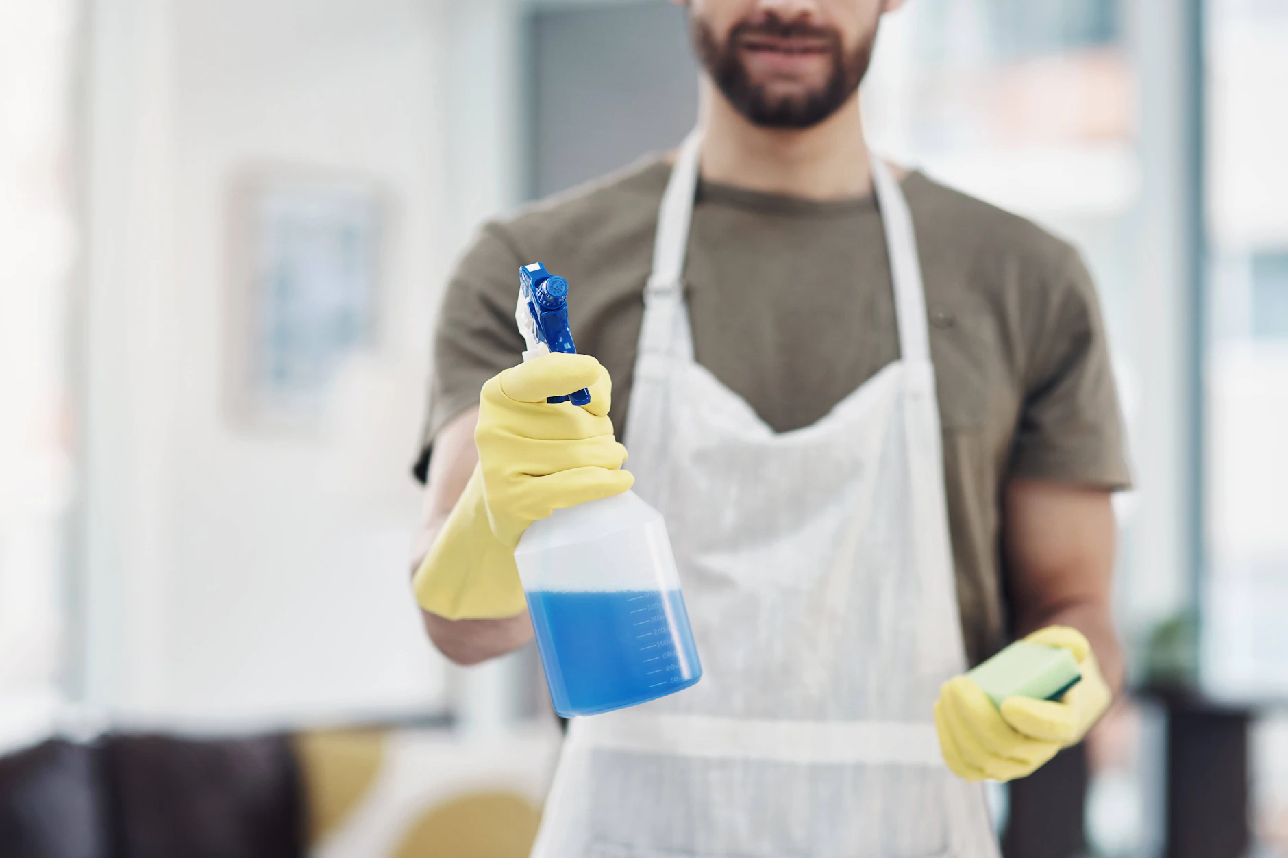 Die Sprühflasche ist ein Begleiter bei vielen Putz-Aktionen. Mit dem richtigen Inhalt kann sie auch helfen, Spinnen vom Balkon zu vertreiben.