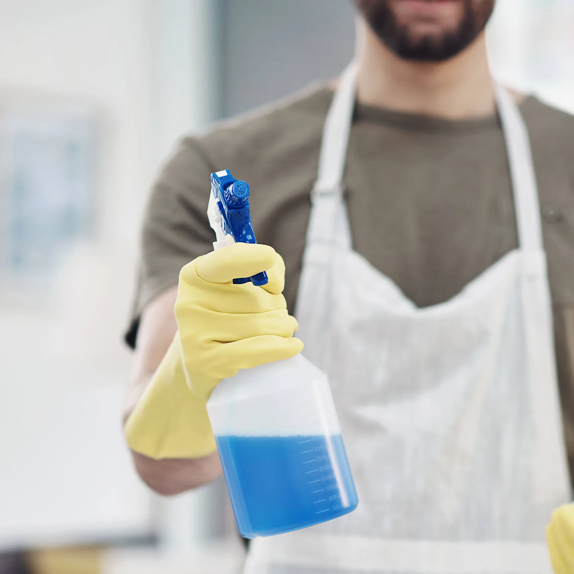 Genialer Trick: Darum müssen Sie jetzt Essig auf den Balkon sprühen