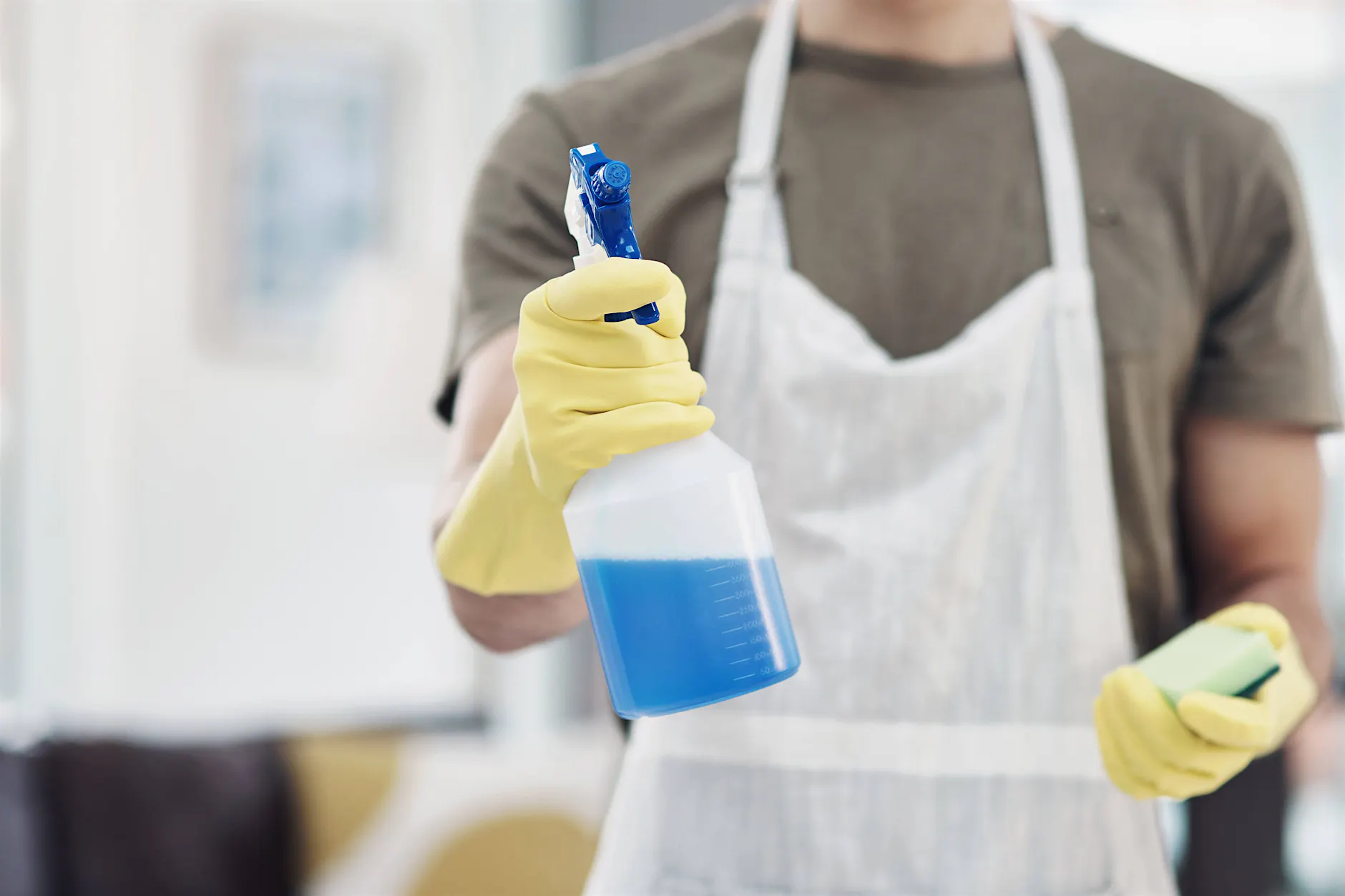 Genialer Trick: Darum müssen Sie jetzt Essig auf den Balkon sprühen