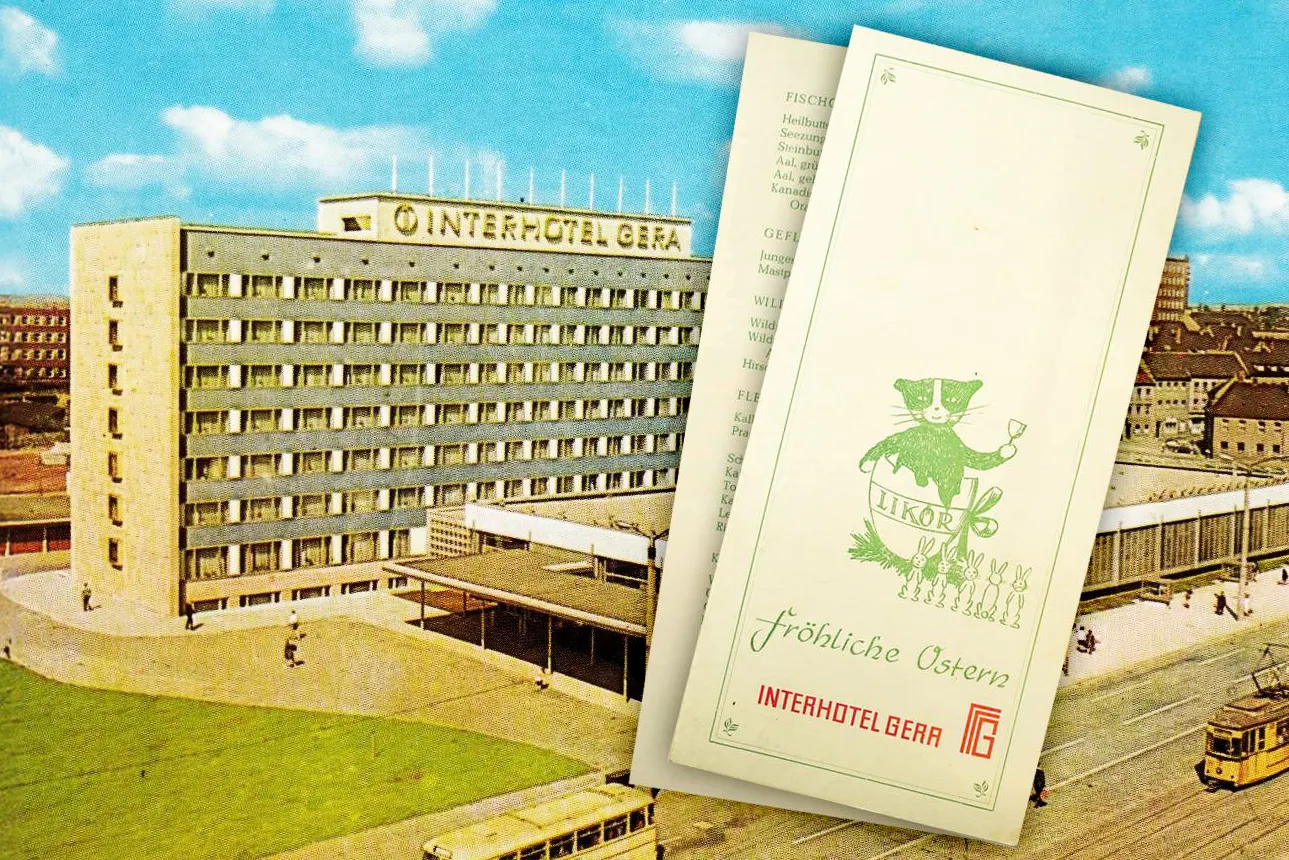 Das Interhotel Gera wurde nach der Wende abgerissen. Heute erinnert unter anderem eine Speisekarte im Depot des DDR Museum Berlin an die Zeit, als im Restanraut noch serviert wurde.