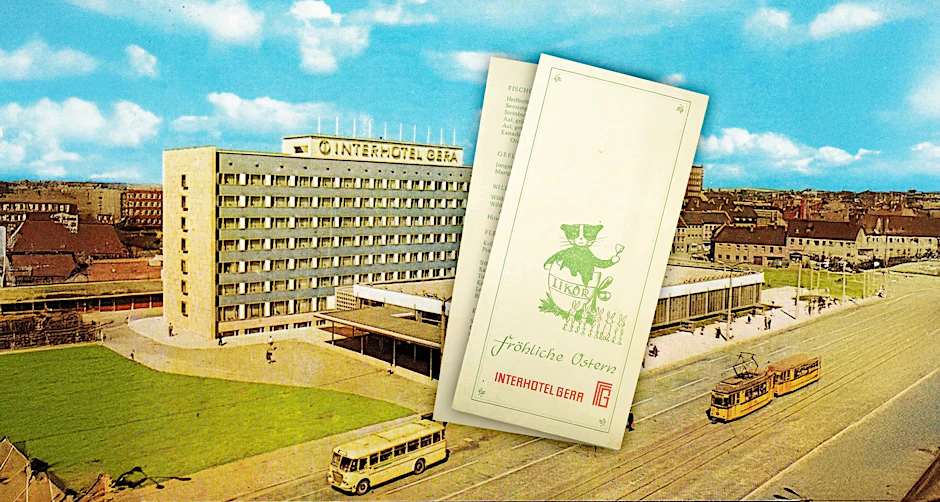 Das Interhotel Gera wurde nach der Wende abgerissen. Heute erinnert unter anderem eine Speisekarte im Depot des DDR Museum Berlin an die Zeit, als im Restanraut noch serviert wurde.