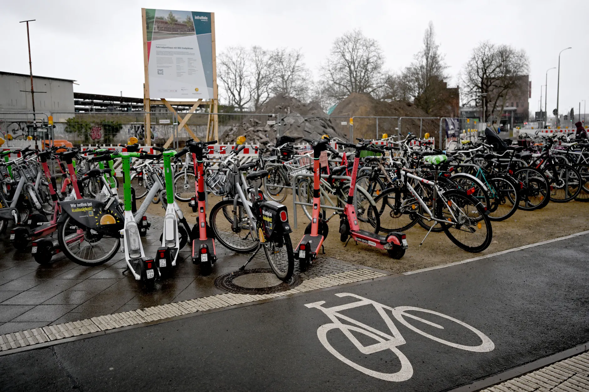 Am S-Bahnhof Schöneweide: Hier entsteht Berlins erstes öffentliches Fahrradparkhaus. Vor der Baustelle für die neuen Fahrradstellplätze stehen Fahrräder bisher an Fahrradständern.