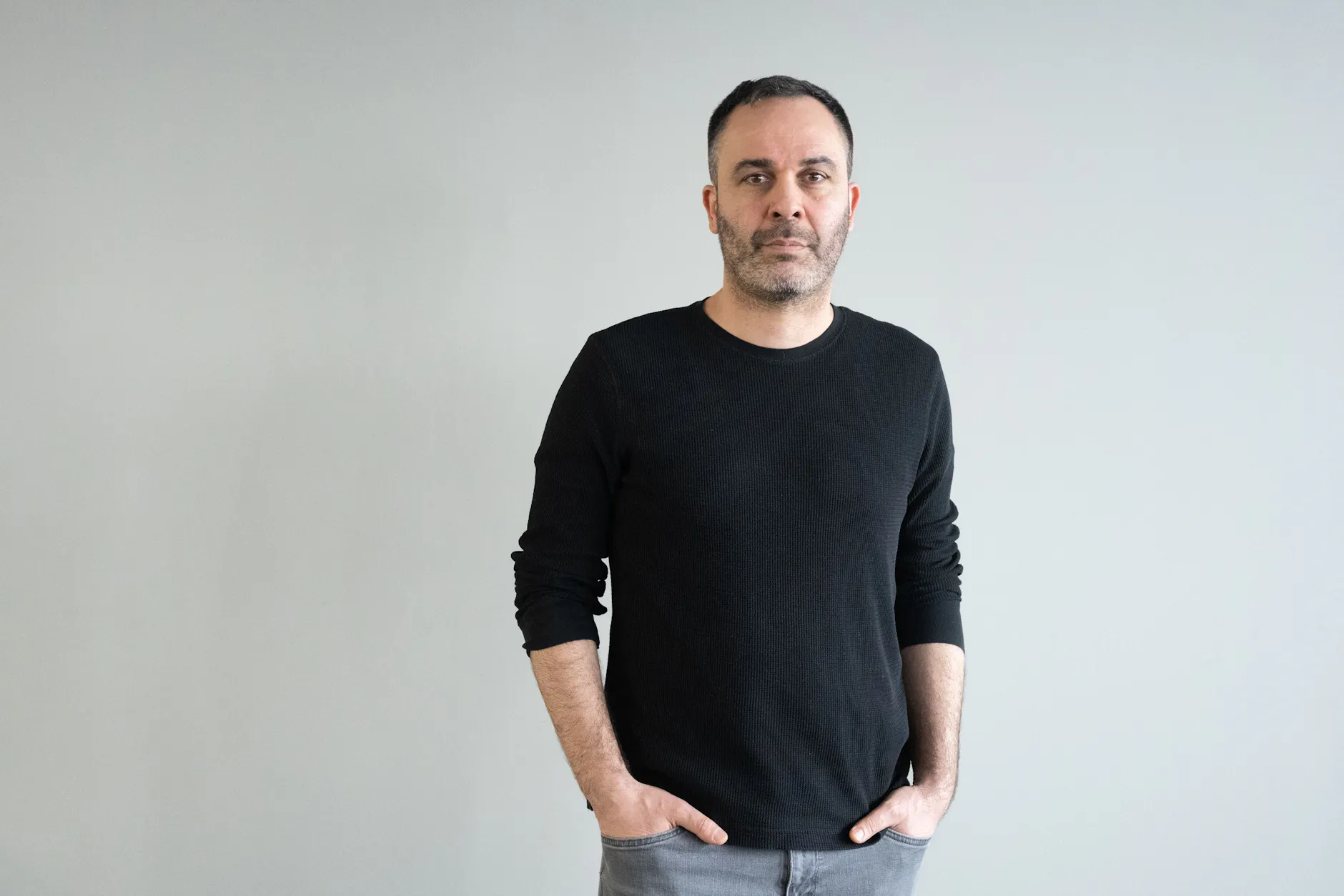 Journalist Hüseyin Dogru posiert für ein Foto im Berliner Verlag.