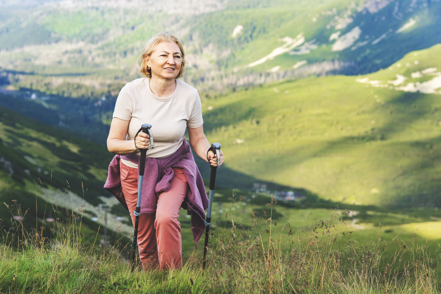 Wer im Alter noch fit und gesund sein möchte, sollte sich bewegen. Es muss nicht gleich die riesige Wanderung sein - kleine Spaziergänge genügen.