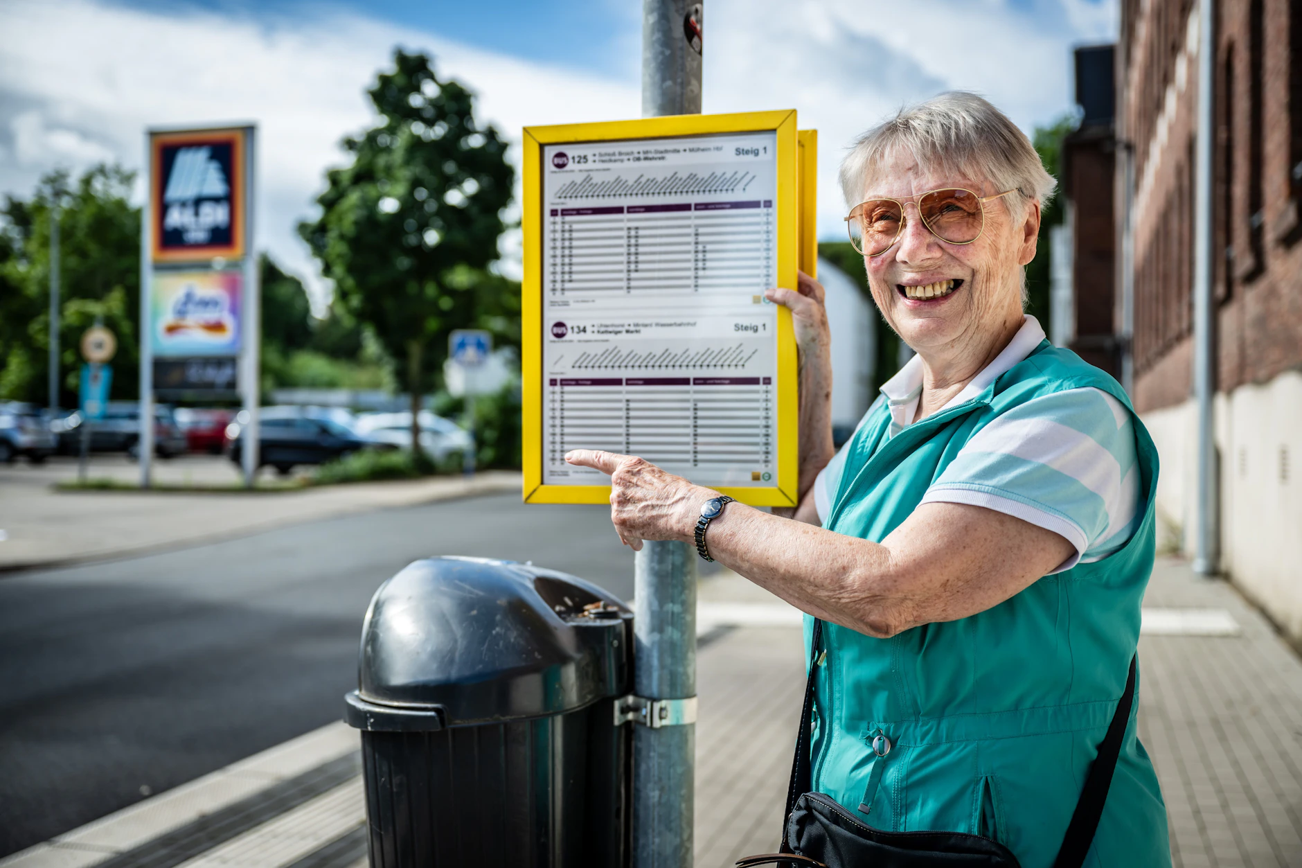 In vielen Städten in Deutschland können Rentnerinnen und Rentner vergünstigt mit den öffentlichen Vermehrsmitteln fahren.