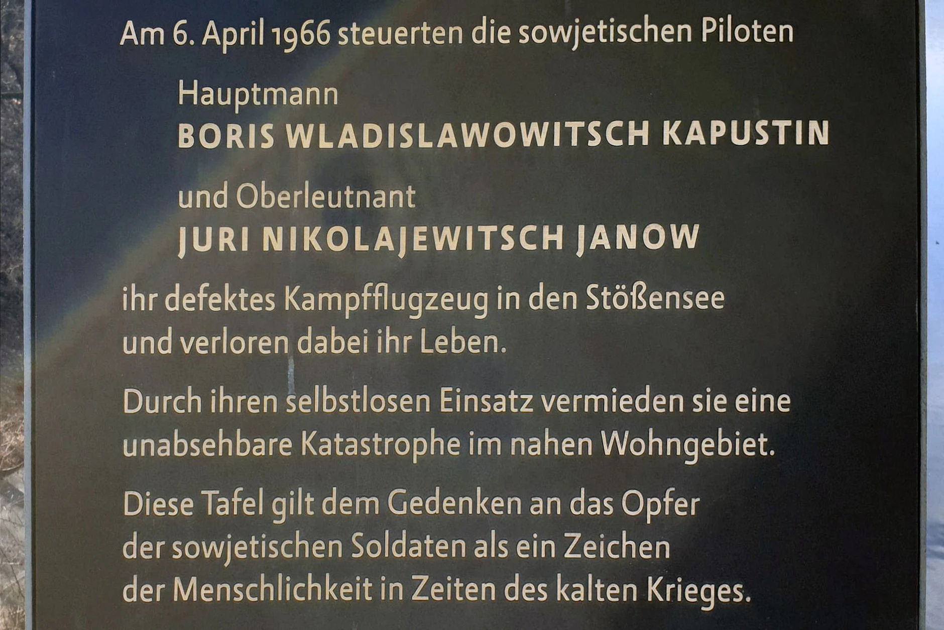 Die Gedenktafel am Stößensee für die Piloten.