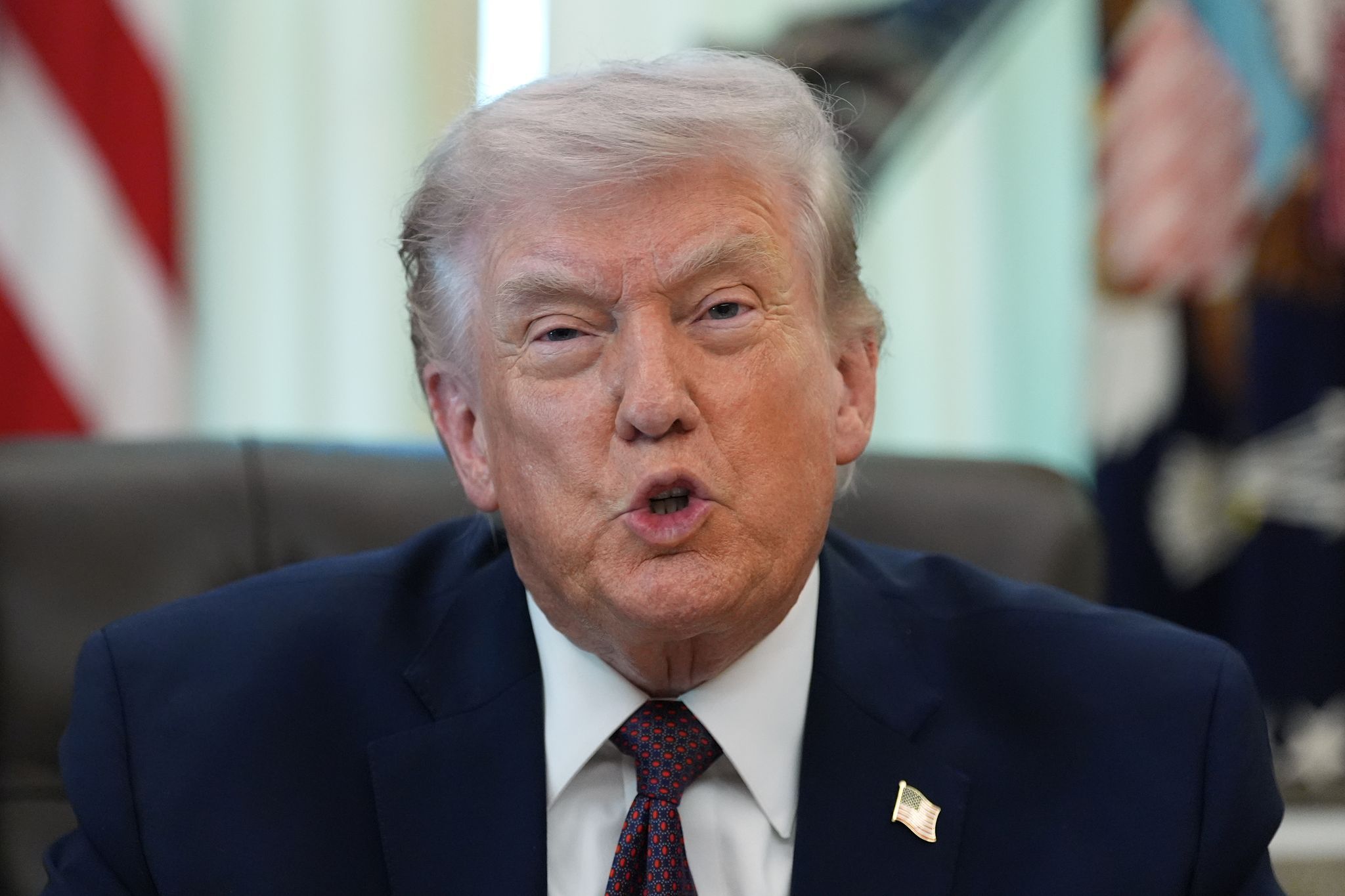 Wegen Infos über Rettung eines US‑Soldaten in Iran: Trump droht Journalist mit Gefängnis